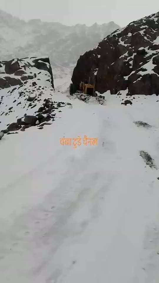 ❄️ बड़ी खबर! साच पास होकर पांगी घाटी जाने वाला मार्ग छोटे 4×4 वाहनों की आवाजाही के लिए बहाल कर दिया गया है। हालांकि, सड़क पर जमे पानी और बर्फ के कारण फिसलने का खतरा बना हुआ है। चालकों से सावधानीपूर्वक वाहन चलाने की अपील की गई है। 🚙⚠️
#SachPass #PangiValley #SachPassUpdate #Chamba #ChambaNews HimachalPradesh Pangi RoadUpdate Snowfall TravelAlert HimachalNews चंबा पांगीघाटी साचपास हिमाचलप्रदेश ChambaTodayChannel