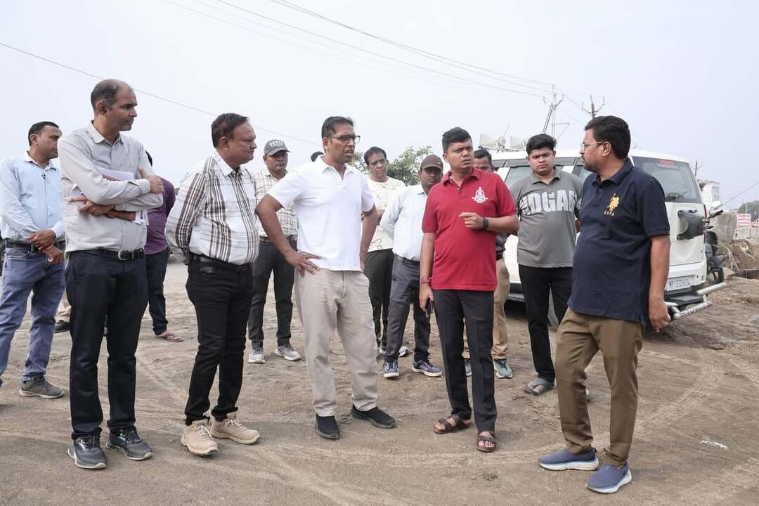 #सिंहस्थ_2028
-------------
नियमित निरीक्षण-95
---------------
🔸बारिश के बाद घाट निर्माण कार्य में तेजी लाकर मई 2027 तक कार्य पूर्ण करें—संभागायुक्त श्री सिंह
----------------------
🔸गऊघाट एवं त्रिवेणी क्षेत्र में घाट निर्माण कार्य के निरीक्षण दौरान दिए निर्देश
------------------------
उज्जैन, 17 अक्टूबर। सिंहस्थ-2028 के दृष्टिगत मुख्यमंत्री डॉ. मोहन यादव के निर्देशानुसार श्रद्धालुओं को सुगम एवं सुरक्षित स्नान की सुविधा उपलब्ध कराने के लिए शिप्रा नदी के लगभग 29 किलोमीटर क्षेत्र में जल संसाधन विभाग द्वारा नवीन घाटों का निर्माण कराया जा रहा है। घाट निर्माण कार्यों की प्रगति का जायजा लेने के लिए शनिवार को संभागायुक्त-सह-सिंहस्थ मेला अधिकारी श्री आशीष सिंह एवं कलेक्टर श्री रौशन कुमार सिंह ने निर्माणाधीन नवीन घाटों का निरीक्षण किया।
नियमित निरीक्षण के तहत गऊघाट पाले के समीप एवं नवग्रह शनि मंदिर के पीछे ग्राम गोठड़ा क्षेत्र में निर्माणाधीन घाटों का स्थल निरीक्षण किया। इस दौरान जल संसाधन विभाग के अधिकारियों ने बताया कि घाट क्षेत्र में रिटेनिंग वॉल एवं लैंडिंग का कार्य प्रगतिरत है। संभागायुक्त श्री सिंह ने निर्देश दिए कि बारिश समाप्त होने के बाद निर्माण कार्य को पूरी क्षमता के साथ आगे बढ़ाया जाए। मई 2027 तक घाट निर्माण कार्य पूर्ण किया जाए। उन्होंने घाट निर्माण में गुणवत्तापूर्ण सामग्री का उपयोग सुनिश्चित करने के निर्देश भी दिए। निरीक्षण के दौरान संभागायुक्त श्री सिंह एवं कलेक्टर श्री सिंह ने निर्माण स्थल पर मौजूद श्रमिकों की संख्या की जानकारी ली। उन्होंने अधिकारियों एवं निर्माण एजेंसी के प्रतिनिधियों से प्रतिदिन कार्य प्रारंभ होने के समय तथा प्रतिदिन किए जा रहे निर्माण कार्य की प्रगति के संबंध में भी जानकारी प्राप्त की।
🔸 सिंहस्थ में करोड़ों श्रद्धालुओं को मिलेगी सुगम स्नान की सुविधा
---------------------
कलेक्टर श्री रौशन कुमार सिंह ने बताया कि मुख्यमंत्री डॉ. मोहन यादव के निर्देशानुसार सिंहस्थ-2028 के सभी निर्माण एवं विकास कार्यों को गति के साथ पूर्ण कराया जा रहा है। बारिश के दौरान शिप्रा नदी में जलस्तर एवं नदी में पानी की स्थिति के कारण घाट निर्माण कार्य प्रभावित हुआ था, जिसके चलते कार्य की गति कुछ धीमी रही। अब बारिश समाप्त होने के बाद घाट निर्माण कार्योंं में तेजी लाई गई है। उन्होंने बताया कि शिप्रा नदी के लगभग 29 किलोमीटर क्षेत्र में नवीन घाटों का निर्माण किया जा रहा है।
CM Madhya Pradesh
Jansampark Madhya Pradesh
Simhasth2028 Collector Office Ujjain