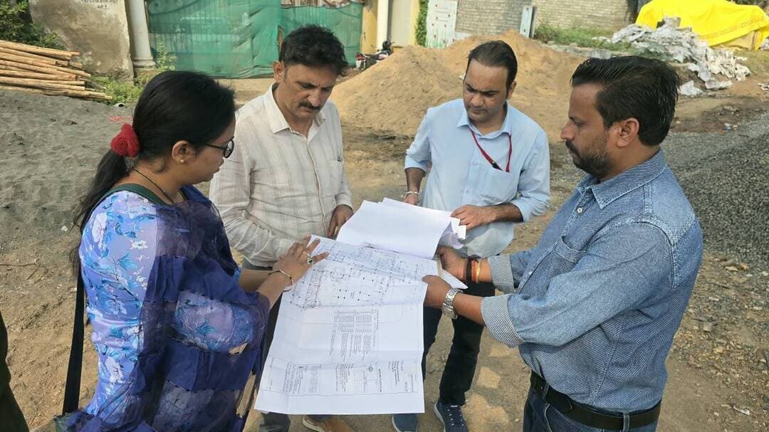 सिंहस्थ-2028 की तैयारियों को लेकर सीएमएचओ डॉ. विक्रम रघुवंशी ने किया औचक निरीक्षण
---
उज्जैन, 17 अक्टूबर 2026/ सिंहस्थ-2028 के दृष्टिगत श्रद्धालुओं को बेहतर स्वास्थ्य सुविधाएं उपलब्ध कराने एवं स्वास्थ्य सेवाओं के सुदृढ़ीकरण के उद्देश्य से मुख्य चिकित्सा एवं स्वास्थ्य अधिकारी, जिला उज्जैन, डॉ. विक्रम रघुवंशी द्वारा जीवाजीगंज स्थित निर्माणाधीन 50 बिस्तरीय अस्पताल तथा रामघाट क्षेत्र का औचक निरीक्षण किया गया।
निरीक्षण के दौरान सीएमएचओ डॉ. रघुवंशी ने जीवाजीगंज में निर्माणाधीन 50 बिस्तरीय अस्पताल के कार्यों का जायजा लिया। उन्होंने संबंधित अधिकारियों को निर्देश दिए कि अस्पताल का निर्माण कार्य निर्धारित समय-सीमा में गुणवत्तापूर्ण तरीके से पूर्ण किया जाना सुनिश्चित करें, ताकि अस्पताल का संचालन प्रारंभ होने पर आमजन एवं श्रद्धालुओं को बेहतर स्वास्थ्य सेवाएं उपलब्ध कराई जा सकें।
इसके पश्चात डॉ. रघुवंशी ने रामघाट क्षेत्र का निरीक्षण कर सिंहस्थ-2028 के दौरान श्रद्धालुओं को त्वरित चिकित्सा सुविधाएं उपलब्ध कराने के उद्देश्य से प्रस्तावित 6 बिस्तरीय अस्पताल के लिए उपयुक्त भूमि चिन्हित करने के संबंध में आवश्यक दिशा-निर्देश दिए। उन्होंने संबंधित अधिकारियों को भूमि चिन्हांकन की प्रक्रिया शीघ्र पूर्ण कर नियमानुसार आवश्यक कार्रवाई सुनिश्चित करने के निर्देश दिए।
सीएमएचओ डॉ. रघुवंशी ने कहा कि सिंहस्थ-2028 के दौरान उज्जैन में देश-विदेश से बड़ी संख्या में श्रद्धालुओं का आगमन होगा। इसे ध्यान में रखते हुए स्वास्थ्य अधोसंरचना का विस्तार, अस्पतालों की उपलब्धता तथा आपातकालीन चिकित्सा सेवाओं को सुदृढ़ करना आवश्यक है। स्वास्थ्य विभाग द्वारा श्रद्धालुओं एवं आमजन को बेहतर, सुलभ और समय पर चिकित्सा सुविधाएं उपलब्ध कराने के लिए आवश्यक तैयारियां सुनिश्चित की जा रही हैं।
निरीक्षण के दौरान जिला राहवीर नोडल अधिकारी डॉ. शिव मेन्या, उपयंत्री श्रीमती नेहा निर्मल सहित अन्य संबंधित अधिकारी एवं कर्मचारी उपस्थित थे।
Jansampark Madhya Pradesh
CM&HO Office Ujjain Collector Office Ujjain
Ujjain Commissioner CM Madhya Pradesh