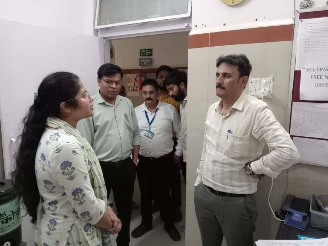 सीएमएचओ डॉ. विक्रम रघुवंशी ने प्राथमिक स्वास्थ्य केंद्र उन्हेल का किया औचक निरीक्षण
---
स्वास्थ्य सेवाओं में शत-प्रतिशत प्रगति सुनिश्चित करने एवं पात्र हितग्राहियों को समय पर लाभ देने के दिए निर्देश
---
उज्जैन, 17 अक्टूबर 2026/ मुख्य चिकित्सा एवं स्वास्थ्य अधिकारी जिला उज्जैन डॉ. विक्रम रघुवंशी द्वारा शुक्रवार को प्राथमिक स्वास्थ्य केंद्र उन्हेल का औचक निरीक्षण कर स्वास्थ्य सेवाओं एवं उपलब्ध स्वास्थ्य सुविधाओं का जायजा लिया गया। निरीक्षण के दौरान उन्होंने स्वास्थ्य केंद्र में संचालित विभिन्न स्वास्थ्य कार्यक्रमों एवं योजनाओं की प्रगति की समीक्षा करते हुए संबंधित अधिकारियों एवं कर्मचारियों को आवश्यक दिशा-निर्देश दिए।
सीएमएचओ डॉ. रघुवंशी ने स्वास्थ्य केंद्र में प्रसव संबंधी जानकारी के ऑनलाइन अपडेशन, पात्र हितग्राहियों के आयुष्मान कार्ड निर्माण, गर्भवती महिलाओं के पंजीयन, हाईरिस्क गर्भवती महिलाओं की समय पर पहचान एवं उचित प्रबंधन तथा विभिन्न स्वास्थ्य योजनाओं के क्रियान्वयन के निर्देश दिए । उन्होंने निर्देशित किया कि सभी गर्भवती महिलाओं का समय पर पंजीयन सुनिश्चित किया जाए तथा हाईरिस्क गर्भवती महिलाओं की विशेष निगरानी रखते हुए उन्हें आवश्यक जांच, उपचार एवं परामर्श उपलब्ध कराया जाए। साथ ही, सुरक्षित प्रसव एवं संस्थागत प्रसव को प्रोत्साहित करने पर विशेष ध्यान दिया जाए।
निरीक्षण के दौरान उन्होंने स्वास्थ्य केंद्र में साफ-सफाई की व्यवस्था, आवश्यक अभिलेखों के संधारण एवं अपडेट, ऑनलाइन पोर्टल पर जानकारी की प्रविष्टि तथा विभागीय योजनाओं एवं कार्यक्रमों की शत प्रतिशत प्रगति हेतु निर्देश दिए । उन्होंने निर्देश दिए कि सभी रिकॉर्ड नियमित रूप से अपडेट रखे जाएं तथा स्वास्थ्य सेवाओं से संबंधित जानकारी समय पर ऑनलाइन दर्ज की जाए।
सीएमएचओ ने निर्देशित किया कि शासन की जनकल्याणकारी स्वास्थ्य योजनाओं का लाभ प्रत्येक पात्र हितग्राही तक समय पर पहुंचाया जाए। आयुष्मान कार्ड निर्माण सहित सभी निर्धारित स्वास्थ्य कार्यक्रमों में शत-प्रतिशत प्रगति सुनिश्चित करे l
इस अवसर पर ब्लॉक मेडिकल ऑफिसर डॉ. संजीव कुमरावत सहित स्वास्थ्य केंद्र का अन्य स्टाफ उपस्थित थे l
Collector Office Ujjain
CM&HO Office Ujjain
Jansampark Madhya Pradesh
CM Madhya Pradesh
Directorate of Health Services, Madhya Pradesh