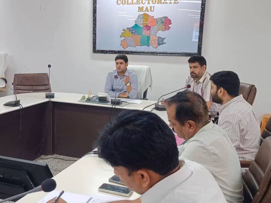 मऊ: खराब प्रगति पर तीन नप. ईओ को नोटिस, सुधार नहीं हुआ तो होगी कड़ी कार्रवाई!
सड़क किनारे कूड़ा मिला तो जिम्मेदार अधिकारियों की खैर नहीं: डीएम आनंद वर्द्धन
निर्माण कार्यों की गुणवत्ता जांच करने और खराब ठेकेदारों को ब्लैकलिस्ट करने के निर्देश