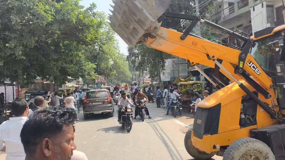 #जहानागंज ब्लॉक मोड पर बुलडोजर से बरसे प्रदेश मंत्री आनंद गुप्ता के बरसे पुष्प लगे जिंदाबाद के नारे