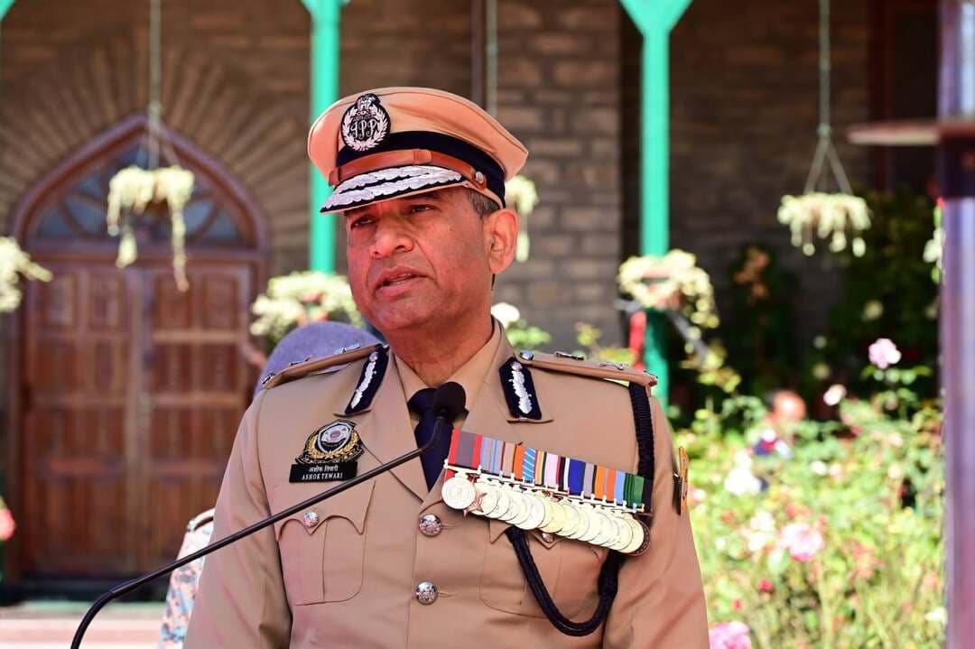 *“चिट्टा से कहीं बड़ा है आपका भविष्य”: युवाओं से डीजीपी अशोक तेवानी की अपील*
*CJM चेल्सी में डीजीपी ने पहुंचाया मुख्यमंत्री सुक्खू का नशामुक्त हिमाचल का संदेश; विद्यार्थियों, अभिभावकों और शिक्षकों से एंटी-चिट्टा जन आंदोलन से जुड़ने का आह्वान*
शिमला, 17 अक्टूबर 2026:
हिमाचल प्रदेश के पुलिस महानिदेशक श्री अशोक तेवानी, IPS ने आज कॉन्वेंट ऑफ जीसस एंड मैरी (CJM), चेल्सी, शिमला में विद्यार्थियों, अभिभावकों और शिक्षकों से मुख्यमंत्री श्री सुखविंदर सिंह सुक्खू के नेतृत्व में चलाए जा रहे एंटी-चिट्टा जन आंदोलन में सक्रिय भागीदार बनने का आह्वान किया।
वार्षिक समारोह में मुख्य अतिथि के रूप में संबोधित करते हुए डीजीपी ने कहा कि यह अभियान केवल नशा तस्करों के खिलाफ पुलिस की कार्रवाई तक सीमित नहीं है, बल्कि हिमाचल प्रदेश के युवाओं के भविष्य को सुरक्षित करने का जन आंदोलन है।
उन्होंने विद्यार्थियों से “नशामुक्त हिमाचल के दूत” बनने का आह्वान करते हुए कहा कि वे साथियों के दबाव से बचें, सकारात्मक मित्रता को अपनाएं और नशे को अपने सपनों पर हावी न होने दें। उन्होंने अभिभावकों से बच्चों के साथ पर्याप्त समय बिताने, उनकी बात ध्यान से सुनने तथा घर में विश्वास, संवाद और भावनात्मक सहयोग का वातावरण बनाने की अपील की।
“आपका भविष्य किसी भी प्रलोभन से अधिक शक्तिशाली है। नशे के बजाय अपने सपनों को चुनें, साथियों के दबाव के बजाय साहस को चुनें और शॉर्टकट के बजाय चरित्र को चुनें।”
वार्षिक समारोह की थीम “Ocean Odyssey” से प्रेरणा लेते हुए डीजीपी ने विद्यार्थियों को जिज्ञासा, साहस, करुणा और दृढ़ संकल्प के साथ जीवन की यात्रा आगे बढ़ाने के लिए प्रेरित किया। उन्होंने कहा कि सफलता केवल अच्छे अंक या बड़े पद हासिल करने का नाम नहीं है, बल्कि एक जिम्मेदार, संवेदनशील और अच्छा इंसान बनना ही वास्तविक सफलता है।
डीजीपी ने विद्यार्थियों द्वारा प्रस्तुत ड्रिल, बैंड, कराटे और स्केटिंग सहित विभिन्न शानदार प्रस्तुतियों की सराहना की तथा विद्यालय प्रबंधन, शिक्षकों, विद्यार्थियों और अभिभावकों को कार्यक्रम की सफलता के लिए बधाई दी।
*112: जानें • सेव करें •*
*जरूरत पर इस्तेमाल करें*
*हिमाचल प्रदेश पुलिस की ओर से विद्यालय परिसर में* *ERSS-112 जागरूकता स्टॉल भी लगाया गया। सुश्री मोनिका शर्मा, सुपरवाइजर, ERSS-112, ने विद्यार्थियों और अभिभावकों को* *आपातकालीन हेल्पलाइन 112 तथा इसकी Track Me सुविधा के बारे में जानकारी दी और सभी से अपने मोबाइल फोन में 112 सेव करने का आग्रह किया।*
हिमाचल प्रदेश की ERSS-112 सेवा ने आपातकालीन प्रतिक्रिया समय की राष्ट्रीय रैंकिंग में 34वें स्थान से प्रथम स्थान प्राप्त कर उल्लेखनीय सुधार दर्ज किया है।
डीजीपी ने दोहराया कि हिमाचल प्रदेश पुलिस नशा तस्करों के खिलाफ कड़ी और प्रभावी कार्रवाई के लिए प्रतिबद्ध है, लेकिन चिट्टा के खिलाफ निर्णायक सफलता के लिए समाज की सक्रिय भागीदारी आवश्यक है।
उन्होंने कहा:
“चिट्टा के खिलाफ लड़ाई पुलिस अकेले नहीं जीत सकती। हर घर, हर स्कूल और हर नागरिक की इसमें महत्वपूर्ण भूमिका है।”
डीजीपी ने विद्यार्थियों, अभिभावकों और शिक्षकों से एंटी-चिट्टा जन आंदोलन के संदेश को विद्यालय से हर घर और हर समुदाय तक पहुंचाने तथा स्वस्थ, सुरक्षित और नशामुक्त हिमाचल प्रदेश के निर्माण में सक्रिय योगदान देने का आह्वान किया।