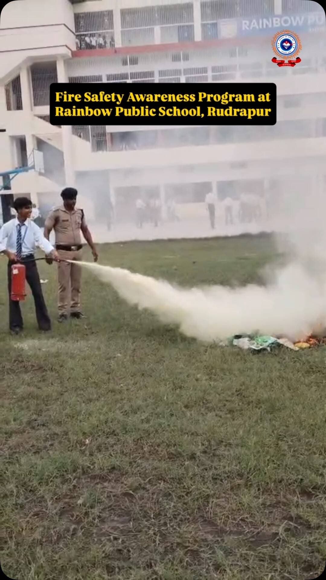 🚒 फायर स्टेशन रुद्रपुर, जनपद ऊधम सिंह नगर 🚒
🔥 रेनबो पब्लिक स्कूल में अग्नि सुरक्षा जनजागरूकता कार्यक्रम आयोजित 🔥
फायर स्टेशन रुद्रपुर की टीम द्वारा रेनबो पब्लिक स्कूल, रुद्रपुर में अग्नि सुरक्षा जनजागरूकता कार्यक्रम आयोजित किया गया। कार्यक्रम के दौरान छात्र-छात्राओं एवं शिक्षकों को आग लगने के प्रमुख कारणों, अग्निशमन उपकरणों के उपयोग, आग से बचाव के उपायों तथा आपातकालीन परिस्थितियों में सुरक्षित रहने के तरीकों की जानकारी दी गई।
कार्यक्रम का उद्देश्य विद्यार्थियों को अग्नि सुरक्षा के प्रति जागरूक कर आपातकालीन परिस्थितियों में सतर्कता, सूझबूझ एवं सुरक्षित व्यवहार अपनाने के लिए प्रेरित करना रहा।
🔥 जागरूकता ही बचाव है, सतर्कता ही सुरक्षा है। 🚒
#uttarakhandfireservice
#firesafety
#firefighters
#mockdrill
#uttarakhand