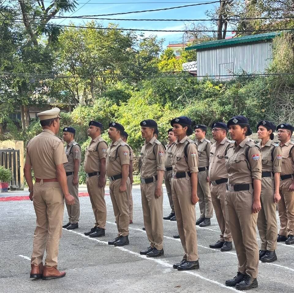 🚒 फायर स्टेशन अल्मोड़ा का अर्द्धवार्षिक निरीक्षण 🔥
आगामी त्योहारों एवं कुंभ मेला-2027 के दृष्टिगत मुख्य अग्निशमन अधिकारी, जनपद अल्मोड़ा श्री नरेंद्र सिंह कुंवर द्वारा फायर स्टेशन अल्मोड़ा का अर्द्धवार्षिक निरीक्षण किया गया। इस दौरान परेड एवं कर्मचारियों के टर्नआउट, अग्निशमन वाहनों एवं उपकरणों की कार्यशीलता, ब्रीदिंग ऑपरेटस सेट, वॉचरूम एवं संचार व्यवस्था, कार्यालय अभिलेखों, स्टोर, बैरक एवं भोजनालय का निरीक्षण किया गया। साथ ही कर्मचारियों का सम्मेलन लेकर उनकी समस्याओं की जानकारी प्राप्त की गई तथा शारीरिक दक्षता बनाए रखने, निर्धारित वर्दी एवं PPE किट का अनिवार्य प्रयोग करने, विभागीय अनुशासन एवं सुरक्षा मानकों का पालन सुनिश्चित करने के निर्देश दिए गए।
सुरक्षित अग्निशमन सेवा, सतर्कता और तत्परता के साथ जनसेवा के लिए सदैव प्रतिबद्ध। 🚒