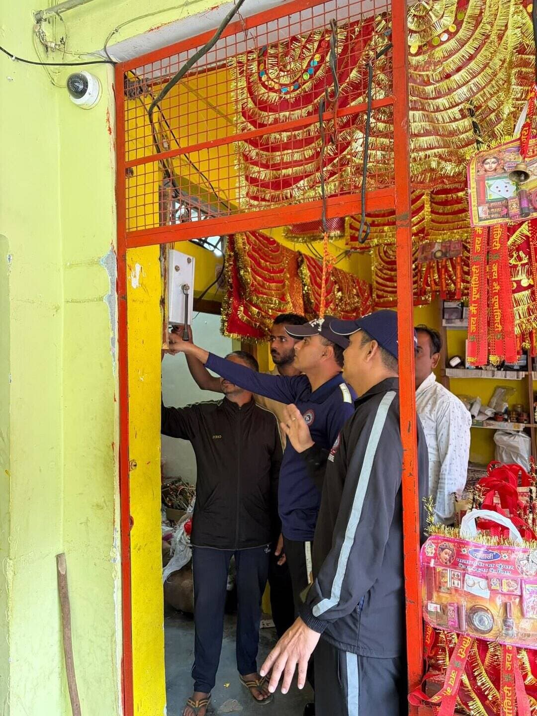 🚒 फायर स्टेशन टनकपुर, जनपद चम्पावत 🚒
शारदीय नवरात्रि एवं माँ पूर्णागिरि मेले के दृष्टिगत फायर स्टेशन टनकपुर की टीम द्वारा मेला क्षेत्र में स्थित होटल, धर्मशालाओं, ढाबों एवं प्रसाद की दुकानों का अग्नि सुरक्षा संबंधी निरीक्षण किया गया। इस दौरान दुकान संचालकों को अग्निशमन उपकरणों के संचालन का प्रशिक्षण दिया गया तथा पर्याप्त मात्रा में पानी एवं रेत रखने के निर्देश दिए गए। साथ ही, अग्नि सुरक्षा के प्रति जागरूक करते हुए सुरक्षित एवं व्यवस्थित मेले के आयोजन हेतु आवश्यक दिशा-निर्देश दिए गए।
🔥 सुरक्षा के प्रति सजग रहें, अग्नि दुर्घटनाओं से सुरक्षित रहें।
#uttarakhandfireservice
#firefighter
#inspection
#uttarakhand