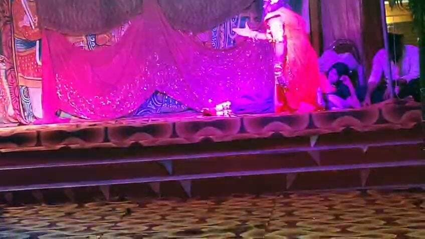 श्री रामलीला कमेटी ठेलवरिया हनुमान मंदिर ग्राम सभा इन्दी कुरकुठीया किरतारतारा सिटी ब्लॉक मिर्जापुर में चल रही रामलीला का छठवां दिन भावुक रहा, जिसमें राम वन गमन और दशरथ मरण का मार्मिक मंचन देख दर्शक भाव-विभोर हो गए...
#Ramleela #RamVanGaman #DashrathMaran #Kirtartara #MirzapurNews #CityBlock #TodayMirzapur #JaiShriRam