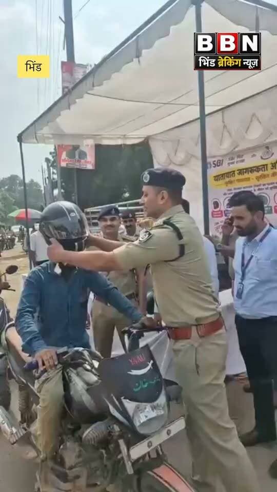 लहार चौराहे पर पुलिस अधीक्षक ने संभाली कमान, बिना हेलमेट वाहन चालकों को रोककर पहनाए हेलमेट, यातायात नियमों का दिया संदेश