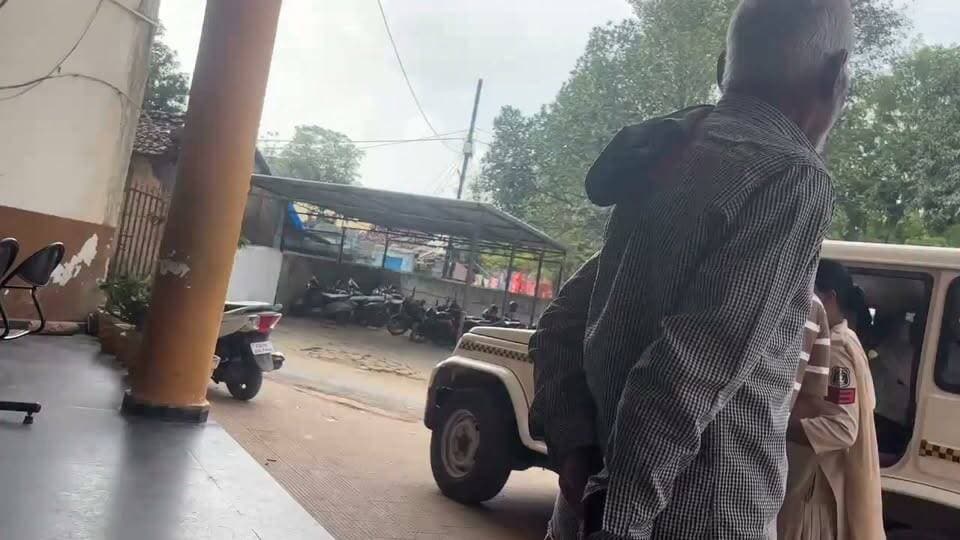 सोशल मीडिया इंफ्लुएंसर आकांक्षा टोप्पो गिरफ्तार
कोतवाली पुलिस ने सोशल मीडिया इंफ्लुएंसर आकांक्षा टोप्पो को गिरफ्तार किया है। पुलिस अब उन्हें कोर्ट में पेश करने की तैयारी में जुटी है।