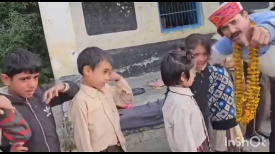चम्बा: चंबा के प्राइमरी स्कूल मांजू से 19 साल बाद शिक्षक नरेंद्र कुमार का तबादला, फूट-फूटकर रोए बच्चे