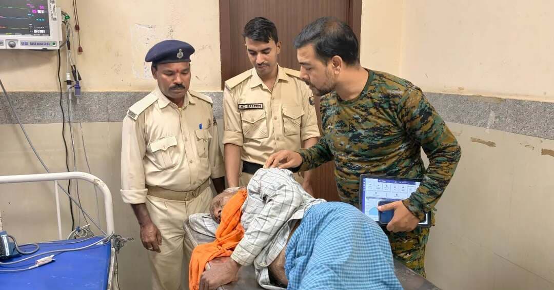 कटिहार में मानवता की मिसाल बनी मुफस्सिल पुलिस, बेहोशी की हालत में सड़क पर मिले बुजुर्ग को उठाकर सदर अस्पताल में कराया भर्ती, पुलिसकर्मियों की तत्परता से बची जान