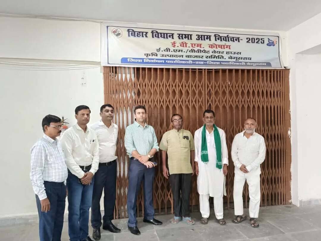 जिला पदाधिकारी, बेगूसराय श्री रिची पांडेय द्वारा आज ईवीएम वेयर हाउस का मासिक निरीक्षण किया गया। निरीक्षण के दौरान उप निर्वाचन पदाधिकारी, बेगूसराय श्री सौरव कुमार सहित सभी मान्यता प्राप्त राष्ट्रीय राजनीतिक दलों के प्रतिनिधि उपस्थित रहे।
निरीक्षण के क्रम में ईवीएम वेयर हाउस की व्यवस्था का जायजा लिया गया। इस दौरान संबंधित पदाधिकारियों एवं राजनीतिक दलों के प्रतिनिधियों की उपस्थिति में निर्धारित प्रक्रिया के तहत निरीक्षण किया गया।
ईवीएम वेयर हाउस का मासिक निरीक्षण निर्वाचन प्रक्रिया की पारदर्शिता सुनिश्चित करने तथा निर्धारित दिशा-निर्देशों के अनुपालन के उद्देश्य से किया जाता है।
IPRD Bihar
#begusarai
#eci
#cmsamrat