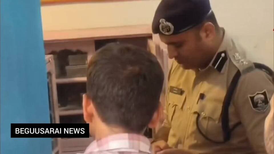 बेगूसराय में अपराधियों ने दिनदहाड़े सोने की दुकान में लूटपाट की घटना को दिया अंजाम दो बाइक से 6 अपराधी फायरिंग करते हुए फरार