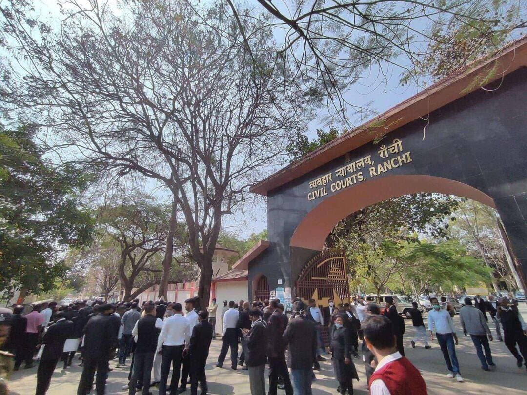 राँची सिविल कोर्ट में एक महीने की वार्षिक छुट्टी घोषित, 16 अक्टूबर से 17 नवंबर तक बंद रहेंगे न्यायालय
राँची दीवाली और छठ पर्व को लेकर राँची व्यवहार न्यायालय (सिविल कोर्ट, राँची) में वार्षिक अवकाश की घोषणा कर दी गई है। इस संबंध में राँची सिविल कोर्ट के प्रधान न्यायायुक्त अनिल कुमार मिश्रा द्वारा आदेश जारी कर दिया गया है।
जारी आदेश के अनुसार सिविल कोर्ट, राँची में *वार्षिक अवकाश 16 अक्टूबर 2026 से 17 नवंबर 2026 तक* रहेगा। लगभग एक महीने की इस लंबी छुट्टी के दौरान सिविल कोर्ट में आम न्यायिक कार्य स्थगित रहेंगे।
*अति-आवश्यक मामलों के लिए विशेष व्यवस्था*
हालांकि, इस अवधि के दौरान न्यायिक प्रक्रिया पूरी तरह से ठप नहीं होगी। आदेश में स्पष्ट किया गया है कि *आपराधिक न्यायालयों में केवल अति-आवश्यक मामलों* के निष्पादन के लिए न्यायिक अधिकारियों की विशेष ड्यूटी और इन-चार्ज कोर्ट की व्यवस्था तय की गई है।
ताकि जमानत, रिमांड जैसे जरूरी मामलों में लोगों को परेशानी का सामना न करना पड़े। इस दौरान रोस्टर के अनुसार जजों की ड्यूटी लगाई जाएगी, जो अर्जेंट मामलों की सुनवाई करेंगे।
18 नवंबर 2026 से कोर्ट में नियमित कामकाज फिर से शुरू हो जाएगा।