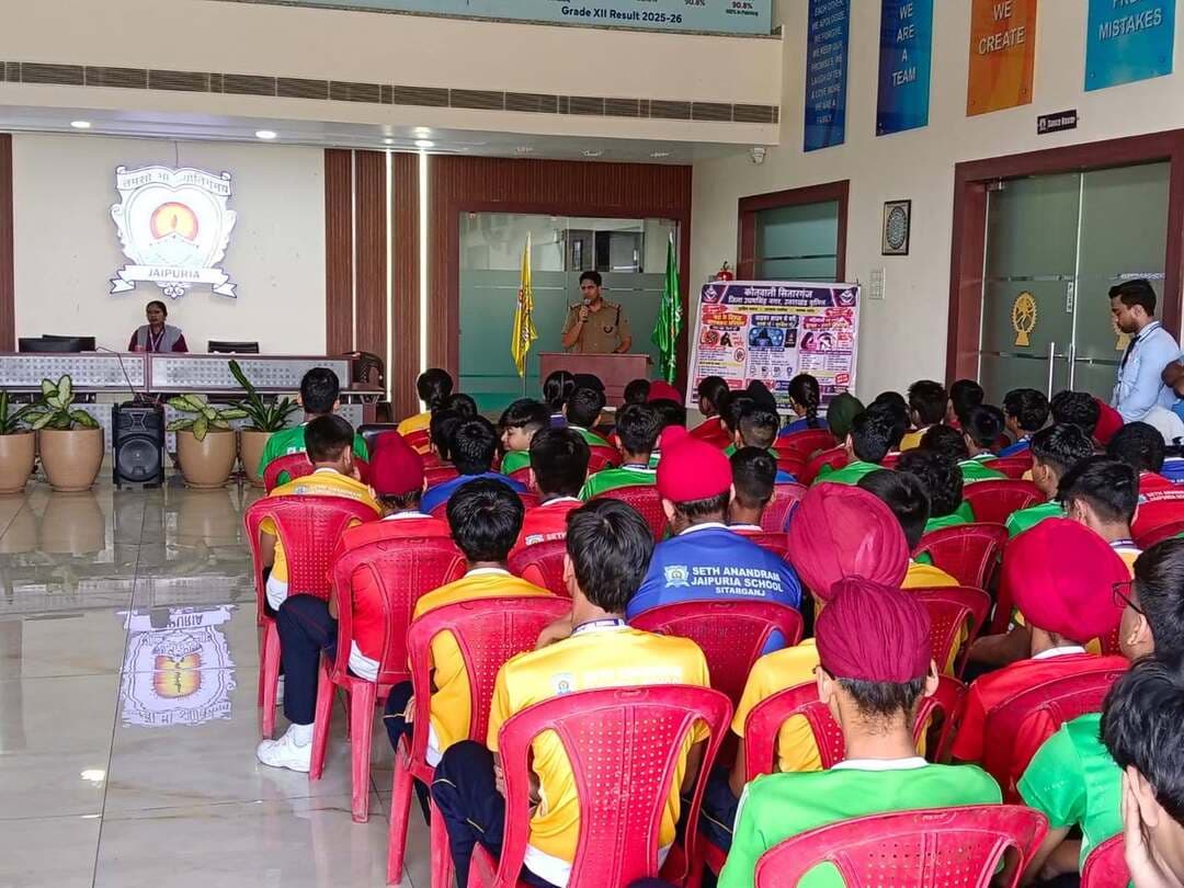 सितारगंज। प्रभारी निरीक्षक सुन्दरम शर्मा, द्वारा सेठ आनंद राम जयपुरिया स्कूल, तुर्का तिसौर, सितारगंज में छात्र-छात्राओं को जागरूक करते हुए नशे के दुष्प्रभावों एवं नशे से बचाव के उपायों के संबंध में विस्तृत जानकारी दी गई। साथ ही साइबर अपराधों के विभिन्न प्रकार, ऑनलाइन धोखाधड़ी से बचाव, सोशल मीडिया का सुरक्षित उपयोग तथा साइबर अपराध घटित होने पर की जाने वाली आवश्यक कार्यवाही के बारे में बताया गया। इसके अतिरिक्त छात्र-छात्राओं को महिला संबंधी अपराधों, महिलाओं की सुरक्षा, उनके अधिकारों तथा ऐसे अपराधों की रोकथाम के संबंध में जानकारी देकर जागरूक किया गया। इस दौरान बच्चों को नशे से दूर रहने, साइबर सुरक्षा के प्रति सतर्क रहने तथा किसी भी प्रकार के अपराध की जानकारी होने पर तत्काल अपने परिजनों अथवा पुलिस को सूचित करने हेतु प्रेरित किया गया।