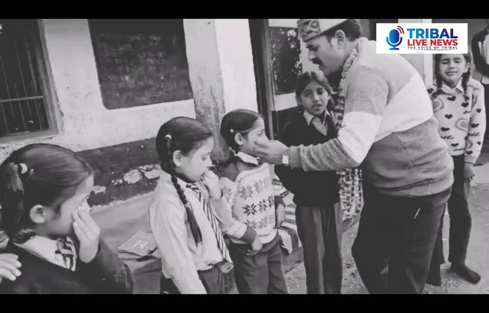 #Chamba | 19 साल का साथ, विदाई पर छलके आंसू!
चुराह के मांजू स्कूल में गुरुजी के तबादले पर फूट-फूटकर रोए बच्चे, भावुक हुआ माहौल
एक शिक्षक और विद्यार्थियों के बीच बना रिश्ता सिर्फ पढ़ाई तक सीमित नहीं होता, बल्कि वह जीवनभर की यादों में बस जाता है। चुराह के मांजू स्कूल में शिक्षक के तबादले के दौरान बच्चों की भावुक विदाई ने इसी रिश्ते की गहराई को बयां कर दिया। 19 साल के लंबे साथ के बाद गुरुजी से बिछड़ते समय बच्चों के आंसू थमने का नाम नहीं ले रहे थे।
Tribal Live News
#vairalpost #TopFans