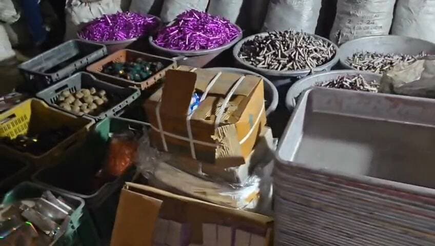 खेत में बने मकान से करीब 15 क्विंटल बारूद, तैयार बारूदी पटाखे एवं पटाखे बनाने के उपकरण बरामद, 9 आरोपी गिरफ्तार एवं 2 नाबालिग डिटेन
दैनिक वीरधरा राजस्थान।
चित्तौड़गढ़।डीएसटी चित्तौड़गढ़ एवं थाना डूंगला पुलिस की संयुक्त टीम ने अवैध विस्फोटक सामग्री के खिलाफ बड़ी कार्रवाई करते हुए कसारना गांव से गुर्जनियां रोड पर खेत में बने मकान में संचालित अवैध पटाखा फैक्ट्री का भंडाफोड़ किया। पुलिस ने मौके से करीब 15 क्विंटल बारूद, तैयार बारूदी पटाखे एवं पटाखे बनाने के उपकरण बरामद कर 9 आरोपियों को गिरफ्तार तथा 2 नाबालिगों को डिटेन किया है तथा घटना के मास्टरमाइंड मुख्य आरोपी को नामजद किया है।
जिला पुलिस अधीक्षक धर्मेन्द्र सिंह ने बताया कि 16 अक्टूबर 2026 को एएसआई सूरज कुमार प्रभारी डीएसटी को मुखबिर की सहायता से पुख्ता इनपुट मिले कि डुंगला थाना क्षैत्र के गांव करसाना से गुरजनियां जाने वाले रोड पर खेत पर बने एक मकान में भारी मात्रा में बारूद, गंधक आदि भण्डारण कर रखा है तथा इसके अलावा पटाखा बनाने में काम
में आने वाली अन्य सामग्री का भण्डारण कर रखा है जो अवैध रूप से पटाखे बना रहे है तथा अवैध पटाखा फैक्ट्री चला रहे है। सुचना विश्वसनीय होने से एएसआई सूरज कुमार मय डीएसटी टिम चितौडगढ एवं डुंगला थाना पुलिस ने संयुक्त कार्यवाही करते हुए करसाना से गुरजनियां जाने वाले रास्ते पर हिम्मतसिंह राजपूत के खेत
पर बने मकान पर नियमानुसार रैड की तथा रैड के दौरान उक्त मकान में भारी मात्रा में बारूद का जखीरा बरामद हुआ तथा पटाखा बनाने में काम में आने वाले अन्य उपकरण सुतली, गलु , बतीयां ,पेस्ट , प्लास्टिक टब एंव पटाखा पैक करने में काम आने वाले रैपर, तैयार बने हुए बारूदी पटाखे, बारूदी
नलियां रैपर वाली तथा बिना रैपल लगी हुई तथा कच्चा माल बरामद हुआ जिसमें तीन प्लास्टिक के कटटे तैयार सुतली बम पटाखे , 9 कट्टे तैयार नलियां वाले बारूदी पटाखे, बारूद से भरे हुए 14 कट्टे एवं 2 कार्टन , पटाखा बनाने के लिए काम में ली जाने वाली सुतली के 11 कटटे जिसमें प्रत्येक मे 6 गठान, खाली पटाखा नलियां कुल 25 कटटे भरे हुए व पीला पाउडर कुल 15 कटटों व अन्य सामान जो पटाखा बनाने में काम आता है जो उक्त सभी आर्टिकल नियमानुसार जप्त किये गये व मौके पर उक्त पटाखा फैक्ट्री चला रहे आरोपीगण को गिरफतार किया गया व दो नाबालिकों को डिटेन किया गया है तथा प्रकरण दर्ज कर अग्रिम कार्यवाही जारी है।