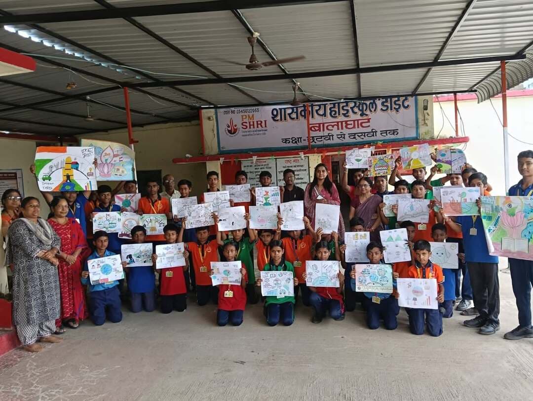 #बालाघाट
पीएम श्री शासकीय हाईस्कूल डाइट में सेवा संकल्प अभियान का समापन, विद्यार्थियों ने दी गरबा की मनमोहक प्रस्तुति
स्वच्छता, पर्यावरण संरक्षण और नशामुक्ति जागरूकता सहित विभिन्न गतिविधियों के माध्यम से विद्यार्थियों को किया प्रेरित
पीएम श्री शासकीय हाईस्कूल डाइट, बालाघाट में एक माह तक चले सेवा संकल्प अभियान का समापन उत्साहपूर्ण वातावरण में किया गया। इस अवसर पर विद्यार्थियों को अध्ययन के लिए आवश्यक सामग्री वितरित की गई। कार्यक्रम में नवरात्रि पर्व के उपलक्ष्य में विद्यार्थियों एवं शिक्षकों ने गरबा की मनमोहक प्रस्तुतियां देकर समां बांध दिया।
सेवा संकल्प अभियान के अंतर्गत विद्यालय में एक माह तक स्वच्छता, सेवा और सामाजिक जिम्मेदारी से जुड़ी विभिन्न गतिविधियों का आयोजन किया गया। विद्यार्थियों को पर्यावरण संरक्षण के प्रति जागरूक करने के लिए किचन वेस्ट से जैविक खाद बनाने तथा वृक्षारोपण जैसी गतिविधियां कराई गईं। इसके साथ ही नशामुक्ति जागरूकता, योग, ध्यान दिवस, गांधी जयंती और विज्ञान प्रदर्शनी सहित अनेक कार्यक्रम आयोजित किए गए। इन गतिविधियों के माध्यम से विद्यार्थियों को सामाजिक सरोकारों से जोड़ने तथा सेवा, स्वच्छता और सकारात्मक संकल्प के साथ कार्य करने के लिए प्रेरित किया गया।
प्राचार्य ने बताया नवरात्रि का आध्यात्मिक और सांस्कृतिक महत्व
कार्यक्रम में विद्यालय की प्राचार्य श्रीमती गीता बंसपाल ने नवरात्रि पर्व के आध्यात्मिक एवं सांस्कृतिक महत्व पर प्रकाश डाला। उन्होंने ऋतु परिवर्तन के दौरान व्रत रखने की परंपरा के महत्व को समझाया। साथ ही मां दुर्गा के समक्ष गरबा करने के धार्मिक भाव, उसके अर्थ और सांस्कृतिक परंपरा के बारे में विद्यार्थियों को जानकारी दी। उन्होंने विद्यार्थियों को अपनी संस्कृति और देश की परंपराओं पर गर्व करने तथा उनके संरक्षण में योगदान देने के लिए प्रेरित किया।
गरबा और भजनों की प्रस्तुतियों ने मोहा मन
नवरात्रि के उल्लासपूर्ण माहौल में आयोजित गरबा कार्यक्रम में छात्र-छात्राओं के साथ विद्यालय के शिक्षकों ने भी बढ़-चढ़कर हिस्सा लिया। पारंपरिक गरबा की मनमोहक प्रस्तुतियों ने कार्यक्रम को आकर्षक बना दिया। इस दौरान संगीत शिक्षक श्री पुनीत शर्मा के साथ शिक्षिकाओं श्रीमती सुनीता कटरे, श्रीमती खेमेश्वरी नागपुरे, श्रीमती ललिता चौधरी, श्रीमती ममता वराडे, श्रीमती नीता पटले, श्रीमती ज्योति पंचेश्वर, श्रीमती ममता मिश्रा तथा शिक्षक श्री संतोष चौधरी, श्री संतोष डालथोबिया एवं श्री मुकेश वडिचार ने सहभागिता की। वहीं, भजनों और जस की प्रस्तुतियों ने वातावरण को भक्तिमय बना दिया।
कार्यक्रम में विद्यार्थियों ने उत्साहपूर्वक भागीदारी करते हुए सेवा, संस्कार, स्वच्छता और सांस्कृतिक परंपराओं के प्रति अपनी प्रतिबद्धता प्रदर्शित की। सेवा संकल्प अभियान के समापन पर विद्यार्थियों को समाज के प्रति अपनी जिम्मेदारियों का निर्वहन करने और सकारात्मक कार्यों में निरंतर योगदान देने का संदेश दिया गया।
#सेवा_संकल्प_अभियान #SevaSankalpAbhiyan #CMMadhyaPradesh #JansamparkMP