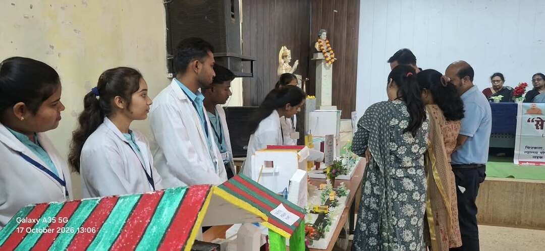 #बालाघाट
शासकीय महाविद्यालय वारासिवनी में सेवा संकल्प अभियान के तहत हैकाथन एवं इनोवेशन प्रतियोगिता आयोजित
शासकीय शंकर साव पटेल महाविद्यालय वारासिवनी में 17 अक्टूबर 2026 को मध्यप्रदेश शासन एवं भारत सरकार के निर्देशानुसार ‘सेवा संकल्प अभियान’ के अंतर्गत हैकाथन एवं इनोवेशन विषय पर कार्यक्रम एवं प्रतियोगिता का आयोजन किया गया। यह आयोजन सेवा संकल्प अभियान के समापन दिवस के अवसर पर संपन्न हुआ। कार्यक्रम के दौरान विगत एक माह से आयोजित विभिन्न गतिविधियों एवं प्रतियोगिताओं में सहभागिता करने वाले विद्यार्थियों तथा प्रथम, द्वितीय एवं तृतीय स्थान प्राप्त करने वाले प्रतिभागियों को प्रमाण पत्र वितरित कर सम्मानित किया गया।
कार्यक्रम प्रभारी प्राचार्य डॉ. रक्षा निकोसे के निर्देशन में आयोजित हुआ। इस अवसर पर नोडल अधिकारी श्री कृष्णा पराते सहित डॉ. सरिता कोल्हेकर, डॉ. प्रवीण कुमार पन्द्रे, डॉ. तृप्ति सोनवे, डॉ. त्रिरत्नेश गजभिये, डॉ. अनिरुद्ध सिंह काकोड़िया, श्री मोहनीश इडपाचे, नेहा मर्सकोले सहित महाविद्यालय परिवार के सदस्य एवं छात्र-छात्राएं उपस्थित रहे। कार्यक्रम के अंत में कार्यक्रम प्रभारी डॉ. वी.के. सिंह ने सभी उपस्थित अतिथियों, प्राध्यापकों एवं विद्यार्थियों के प्रति आभार व्यक्त किया। इसी के साथ कार्यक्रम का समापन हुआ।
#सेवा_संकल्प_अभियान #SevaSankalpAbhiyan
#CMMadhyaPradesh #JansamparkMP