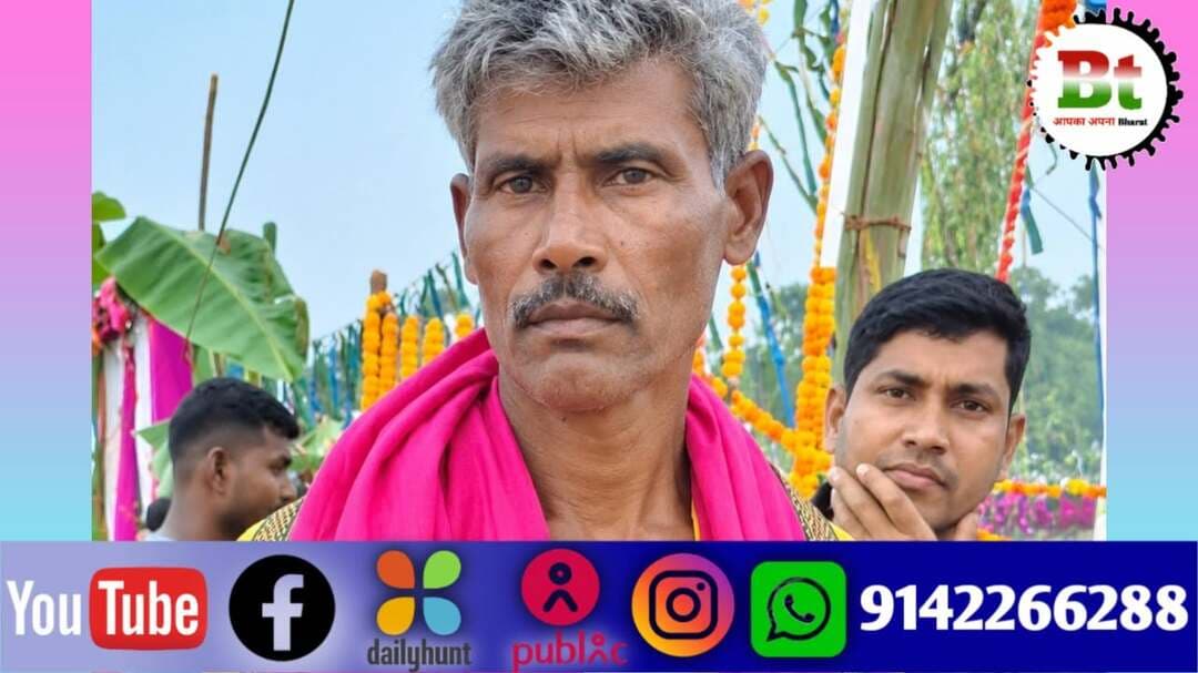 बछवाड़ा थाना क्षेत्र अंतर्गत दादूपुर पंचायत के झमटिया भगवानपुर दियारा में शनिवार को एक व्यक्ति का शव मिलने के बाद इलाके में सनसनी फैल गई और देखने वाले लोगों की भीड़ जमा हो गई।
उक्त मृतक की पहचान दलसिंहसराय थाना क्षेत्र के चकनवादा मौलवी चक निवासी 55 वर्षीय शिवजी साहनी के रूप में हुई है।
शिवजी साहनी शुक्रवार को मछली पकड़ने के लिए झमटिया भगवानपुर दियारा स्थित एक ढाव में आए थे, लेकिन वह घर नहीं लौटे। परिजनों ने उनकी काफी तलाश की लेकिन कुछ पता ही नहीं चला और पानी में उनकी नाव पलटी हुई मिली। इसके बाद पानी में भी काफी खोजबीन हुई, परंतु शाम तक नहीं मिले।
आज सुबह नदी किनारे उनका शव उबलती हुई हालत में देखा गया, जिसे लोगों ने बाहर निकाला और घटना की सूचना बछवाड़ा पुलिस को दी गई। जहां पुलिस मौके पर पहुंची और मामले की जांच में जुट गई।
मृतक शिवजी साहनी मछली बेचकर परिवार का गुजारा करते थे। उनके चार बेटे और चार बेटियां हैं, जिनमें से दो बेटे और दो बेटियों की शादी हो चुकी है। इस घटना से पीड़ित परिवार पर दुखों का पहाड़ टूट पड़ा है।
मृतक के भाई कलकती साहनी और ग्रामीण राम शगुन साहनी ने बताया कि शिवजी साहनी कई सालों से मछुआरे का काम कर रहे थे और इसी से उनका और परिवार का भरण पोषण होता था। लेकिन जब कल मछली मारने के लिए आए, तो वह घर नहीं लौटे और आज उनका शव बरामद हुआ है।
दादूपुर पंचायत के मुखिया प्रतिनिधि मुन्ना यादव और समाजसेवी विशाल कुमार ने शोक व्यक्त करते हुए बताया कि शिवजी साहनी मिलनसार व्यक्ति थे और इस नदी में वर्षों से मछली मारकर जीवन-यापन करते थे। यह घटना हृदय विदारक है और पीड़ित परिवार को उचित सरकारी मुआवजा दिया जाए।
इस संबंध में थानाध्यक्ष विकाश कुमार राय ने बताया कि एक व्यक्ति का शव नदी से बरामद हुआ है, जिनकी पहचान हो गई है। उन्होंने कहा कि कागजी प्रक्रिया कर पोस्टमार्टम के लिए भेजा गया है एवं आगे की कार्रवाई की जा रही है।