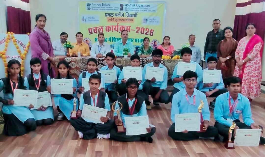 राजस्थान विधानसभा में संबोधित करेंगे वैर के यश मंगल, प्रबल राजस्थान में जिले में प्रथम स्थान प्राप्त कर बढ़ाया विद्यालय का गौरव
वैर (भरतपुर)। पीएम श्री राजकीय उच्च माध्यमिक विद्यालय वैर के कक्षा 11वीं के छात्र यश मंगल, पुत्र श्री संजय कुमार, ने पीएम श्री राजकीय उच्च माध्यमिक विद्यालय महारासर, सेवर में आयोजित जिला स्तरीय प्रबल राजस्थान कार्यक्रम के अंतर्गत भाषण/आशु भाषण प्रतियोगिता में छात्र वर्ग में जिले में प्रथम स्थान प्राप्त कर विद्यालय एवं क्षेत्र का नाम रोशन किया है।
प्रतियोगिता में यश मंगल ने “किशोरावस्था में सोशल मीडिया एवं आर्टिफिशियल इंटेलिजेंस” जैसे समसामयिक एवं महत्वपूर्ण विषय पर प्रभावशाली ढंग से अपने विचार प्रस्तुत किए। उन्होंने अपनी तार्किक क्षमता, आत्मविश्वास, विषय की समझ एवं प्रभावी अभिव्यक्ति कौशल का उत्कृष्ट प्रदर्शन करते हुए निर्णायक मंडल को प्रभावित किया।
इस शानदार उपलब्धि के आधार पर यश मंगल का चयन राज्य स्तरीय राजस्थान युवा सभा के लिए हुआ है। अब वे राजस्थान विधानसभा में आयोजित होने वाले राज्य स्तरीय कार्यक्रम में अपना संबोधन प्रस्तुत करेंगे। यह उपलब्धि विद्यालय के लिए गर्व का विषय है और अन्य विद्यार्थियों को भी अपनी प्रतिभा निखारने एवं विभिन्न मंचों पर उत्कृष्ट प्रदर्शन करने के लिए प्रेरित करेगी।
विद्यालय के प्रधानाचार्य पुष्पेंद्र सिंह ने इस उपलब्धि पर प्रसन्नता व्यक्त करते हुए कहा कि विद्यार्थियों में नेतृत्व क्षमता, तार्किक चिंतन, प्रभावी संवाद एवं 21वीं सदी के कौशलों का विकास करना विद्यालय की प्राथमिकताओं में शामिल है। यश मंगल की यह सफलता विद्यार्थियों को अवसर प्रदान करने तथा उनकी प्रतिभा को प्रोत्साहित करने के प्रयासों का प्रेरणादायक उदाहरण है।