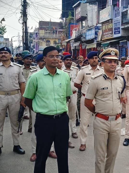 *दुर्गा पूजा को लेकर जिलाधिकारी एवं वरीय पुलिस अधीक्षक ने निकाला फ्लैग मार्च*
*जिले में 450 स्थानों पर दुर्गा पूजा का आयोजन, ड्रोन एवं सीसीटीवी कैमरों से होगी निगरानी*
*अफवाह फैलाने वालों पर होगी कठोर कार्रवाई*
दरभंगा,17 अक्टूबर 2026:- दुर्गा पूजा पर्व के अवसर पर जिले में विधि-व्यवस्था संधारण, शांति एवं सौहार्दपूर्ण वातावरण बनाए रखने तथा श्रद्धालुओं की सुरक्षा सुनिश्चित करने के उद्देश्य से जिलाधिकारी, दरभंगा श्री कौशल कुमार एवं वरीय पुलिस अधीक्षक श्री जगुनाथ रड्डी जल रड्डी के संयुक्त नेतृत्व में शनिवार को फ्लैग मार्च निकाला गया।
फ्लैग मार्च पुलिस लाइन से प्रारंभ होकर लोहिया चौक, नीम चौक, दरभंगा टावर, कादिराबाद बाजार समिति, दिल्ली मोड़, बाघ मोड़, दरभंगा रेलवे स्टेशन, दोनार चौक, अल्लपट्टी एवं बेंता सहित शहर के विभिन्न प्रमुख मार्गों से होकर गुजरा।
इस दौरान आम नागरिकों को सुरक्षा व्यवस्था के प्रति आश्वस्त किया गया तथा पर्व को शांतिपूर्ण एवं सौहार्दपूर्ण वातावरण में मनाने का संदेश दिया गया।
फ्लैग मार्च के उपरांत संवाददाताओं को संबोधित करते हुए जिलाधिकारी श्री कौशल कुमार ने कहा कि आज सप्तमी का दिन है। इस अवसर पर पूजा पंडालों एवं विभिन्न पूजा स्थलों पर श्रद्धालुओं की बड़ी संख्या में आवाजाही होने की संभावना है। इसे ध्यान में रखते हुए जिला प्रशासन द्वारा सुरक्षा एवं विधि-व्यवस्था के व्यापक इंतजाम किए गए हैं।
उन्होंने बताया कि जिले में लगभग 450 स्थानों पर दुर्गा पूजा का आयोजन किया जा रहा है। सभी संबंधित स्थलों पर पुलिस पदाधिकारियों एवं दंडाधिकारियों की प्रतिनियुक्ति की गई है। पूजा पंडालों तथा संवेदनशील स्थानों पर विशेष निगरानी रखी जा रही है। सुरक्षा व्यवस्था को और प्रभावी बनाने के लिए ड्रोन एवं सीसीटीवी कैमरों के माध्यम से भी निगरानी की जाएगी।
जिलाधिकारी ने सभी थाना प्रभारियों को अलर्ट मोड में रहने तथा अपने-अपने क्षेत्रों में लगातार भ्रमणशील रहकर विधि-व्यवस्था पर नजर बनाए रखने का निर्देश दिया है। उन्होंने कहा कि जिला प्रशासन श्रद्धालुओं की सुविधा, सुरक्षा एवं शांतिपूर्ण वातावरण सुनिश्चित करने के लिए पूरी तरह तत्पर है।
जिलाधिकारी ने जिलेवासियों से अपील की कि वे दुर्गा पूजा का पर्व आपसी भाईचारे, सद्भाव एवं पारस्परिक सहयोग के साथ मनाएं। उन्होंने कहा कि किसी भी संदिग्ध गतिविधि की सूचना तत्काल प्रशासन या पुलिस को दें।
उन्होंने पूजा समितियों से विशेष रूप से अनुरोध किया कि बिहार विधान परिषद के शिक्षक एवं स्नातक निर्वाचन को लेकर आदर्श आचार संहिता प्रभावी है। ऐसे में पूजा पंडालों में किसी भी राजनीतिक दल से संबंधित पोस्टर या बैनर नहीं लगाए जाएं। सभी पूजा समितियां आदर्श आचार संहिता का पालन सुनिश्चित करें ।
वरीय पुलिस अधीक्षक श्री जगुनाथ रड्डी जला रड्डी ने संवाददाताओं को संबोधित करते हुए कहा कि दुर्गा पूजा के दौरान जिले में विधि-व्यवस्था बनाए रखने के लिए पर्याप्त संख्या में पुलिस बल एवं पुलिस पदाधिकारियों की तैनाती की गई है।
सभी पूजा पंडालों में पुलिस बल एवं संबंधित पदाधिकारियों के साथ दंडाधिकारियों की प्रतिनियुक्ति की गई है। ग्रामीण क्षेत्रों में भी चौकीदारों को तैनात किया गया है,ताकि स्थानीय स्तर पर सुरक्षा व्यवस्था प्रभावी बनी रहे।
उन्होंने बताया कि सभी थाना प्रभारी, अंचल अधिकारी, अनुमंडल पदाधिकारी एवं अनुमंडल पुलिस पदाधिकारी अपने-अपने क्षेत्रों में लगातार भ्रमणशील रहकर स्थिति पर नजर रख रहे हैं। ड्रोन एवं सीसीटीवी कैमरों के माध्यम से निगरानी की व्यवस्था की गई है। किसी भी आपात स्थिति से त्वरित रूप से निपटने के लिए क्विक रिस्पांस टीम (क्यूआरटी) का गठन किया गया है।
वरीय पुलिस अधीक्षक ने बताया कि अग्निशमन विभाग एवं विद्युत विभाग को भी सक्रिय रहने का निर्देश दिया गया है, ताकि पूजा पंडालों में अग्नि सुरक्षा एवं विद्युत संबंधी किसी भी संभावित समस्या से तत्काल निपटा जा सके।
वरीय पुलिस अधीक्षक ने बताया कि एसएसपी कार्यालय में कंट्रोल रूम स्थापित किया गया है, जो 24 घंटे सक्रिय रहेगा।
उन्होंने आम नागरिकों से अपील की कि किसी भी प्रकार की समस्या, संदिग्ध गतिविधि या विधि-व्यवस्था से संबंधित सूचना मिलने पर तत्काल कंट्रोल रूम को सूचित करें। इसके अतिरिक्त आपातकालीन पुलिस सहायता के लिए डायल 112 की सेवा भी उपलब्ध है। सूचना प्राप्त होने पर पुलिस द्वारा त्वरित कार्रवाई की जाएगी।
उन्होंने कहा कि जिले में पर्याप्त पुलिस बल उपलब्ध है। सुरक्षा व्यवस्था को मजबूत बनाने के लिए 10 बाइक गश्ती दल गठित किए गए हैं। डायल 112 की टीमों को भी सक्रिय रखा गया है, ताकि किसी भी घटना पर तत्काल प्रतिक्रिया दी जा सके। पुलिस प्रशासन सभी प्रमुख स्थानों एवं संवेदनशील बिंदुओं पर लगातार नजर बनाए हुए है।
वरीय पुलिस अधीक्षक ने स्पष्ट किया कि सोशल मीडिया पर आपत्तिजनक टिप्पणी करने, भ्रामक सूचना प्रसारित करने अथवा अफवाह फैलाकर सामाजिक सौहार्द बिगाड़ने का प्रयास करने वालों के विरुद्ध प्राथमिकी दर्ज कर कठोर कानूनी कार्रवाई की जाएगी। सोशल मीडिया की निगरानी साइबर सेल द्वारा लगातार की जा रही है।
फ्लैग मार्च में नगर पुलिस अधीक्षक, अनुमंडल पदाधिकारी, अनुमंडल पुलिस पदाधिकारी सहित विभिन्न प्रशासनिक एवं पुलिस पदाधिकारी शामिल हुए।
फ्लैग मार्च के माध्यम से जिला प्रशासन ने यह संदेश दिया कि दुर्गा पूजा के दौरान जिले में शांति, सुरक्षा एवं विधि-व्यवस्था बनाए रखने के लिए सभी आवश्यक कदम उठाए गए हैं।
जिला प्रशासन एवं पुलिस प्रशासन ने जिलेवासियों से अपील की है कि वे आपसी सौहार्द, भाईचारे एवं सामाजिक समरसता के साथ दुर्गा पूजा मनाएं तथा शांतिपूर्ण वातावरण बनाए रखने में सक्रिय सहयोग करें।
#BiharSarkar
#CMBihar
#SamratChoudhary
#CMSamrat
#MukhyamantriBihar