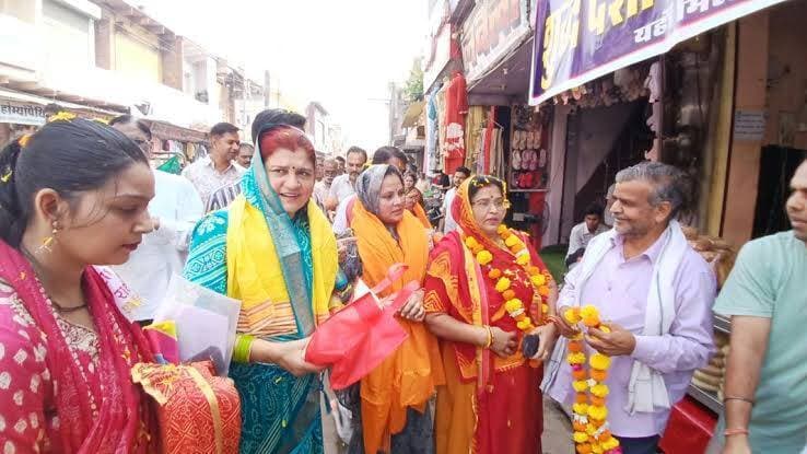#भरतपुर। नगर निगम की नवनिर्वाचित महापौर अनुराधा सिंह शहर की व्यवस्थाओं को दुरुस्त करने के लिए एक्शन मोड में नजर आ रही हैं। उन्होंने अधिकारियों और पार्षदों के साथ नगर निगम कार्यालय से लक्ष्मण मंदिर चौराहे तक मुख्य बाजार का सघन पैदल निरीक्षण किया। इस दौरान उन्होंने टूटे फेरोकवर बदलने, सफाई व्यवस्था सुधारने और जलभराव की समस्या का समाधान करने के कड़े निर्देश दिए। निरीक्षण के दौरान उन्होंने स्थानीय दुकानदारों और व्यापारियों से सीधा संवाद कर उनकी समस्याएं सुनीं, जिस पर व्यापारियों ने पुष्पवर्षा कर उनका स्वागत किया। महापौर ने दो टूक कहा कि जनता को बुनियादी सुविधाएं देना निगम का मुख्य ध्येय है और कार्यों में लापरवाही बरतने वालों पर सख्त कार्रवाई की जाएगी।