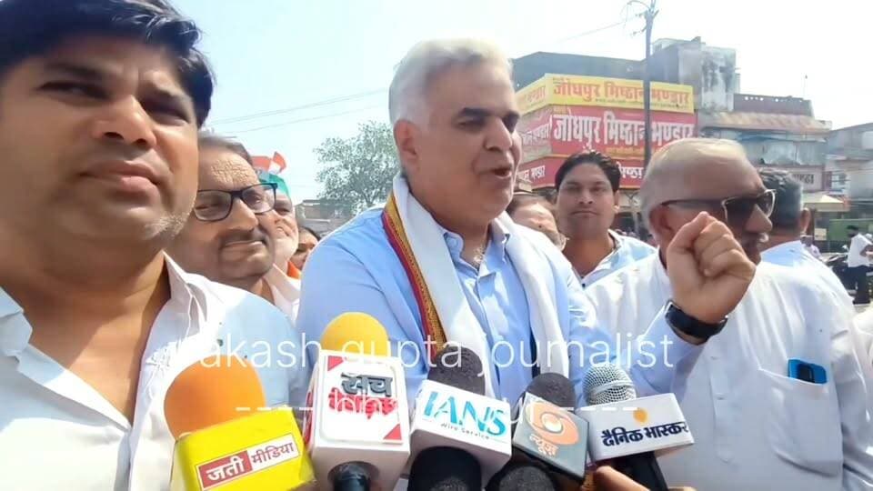 #भरतपुर। शहर के बिजली घर चौराहे पर कांग्रेस ने बीजेपी प्रदेश अध्यक्ष मदन राठौड़ के "पाकिस्तान का साथ देने वाले" कथित बयान के विरोध में पुतला फूंका। जिला प्रभारी देशराज मीणा ने राठौड़ के एक बयान का हवाला देते हुए उन्हें 'पाकिस्तान का एजेंट' करार दिया और कहा कि वे पाकिस्तान का समर्थन कर रहे हैं। प्रदर्शन के दौरान कांग्रेस नेताओं ने प्रधानमंत्री नरेंद्र मोदी के पूर्व के पाकिस्तान दौरे का जिक्र कर बीजेपी के राष्ट्रवाद पर भी सवाल उठाए। प्रदेश कांग्रेस अध्यक्ष गोविंद सिंह डोटासरा के निर्देश पर पूरे प्रदेश में यह विरोध प्रदर्शन किया गया, जिसमें कांग्रेस कार्यकर्ताओं ने जमकर नारेबाजी की।