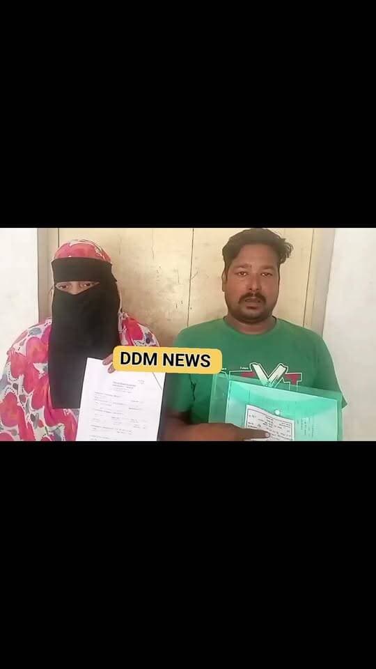 फिरोजाबाद में 14 वर्षीय छात्रा घर से निकली, वापस न लौटी - परिवार ने पुलिस से मदद मांगी
फिरोजाबाद। थाना रामगढ़ क्षेत्र के एक परिवार की 14 वर्षीय बेटी 15 अक्टूबर की सुबह पढ़ने के लिए घर से निकली थी और उसके बाद घर वापस नहीं पहुंची। परिजनों ने काफी खोजबीन की।
परिजनों की शिकायत पर थाना रामगढ़ पुलिस ने 15 अक्टूबर को संबंधित धाराओं में मामला दर्ज कर लिया है और जांच शुरू कर दी है। पुलिस द्वारा शिकायत पर्ची भी जारी की गई है।
बेटी के पिता ने बताया कि परिवार बहुत परेशान है और प्रशासन से मदद की उम्मीद है। उन्होंने पुलिस अधीक्षक कार्यालय में प्रार्थना पत्र देकर बेटी की सकुशल बरामदगी के लिए निवेदन किया है।
पुलिस का कहना है कि मामले की जांच की जा रही है और जल्द ही उचित कार्रवाई की जाएगी। परिवार ने सभी से अपील की है कि अफवाह न फैलाएं और पुलिस जांच में सहयोग करें।
#Firozabad #HelpForFamily #Ramgarh #FirozabadPolice #SocialNews #DDMNews