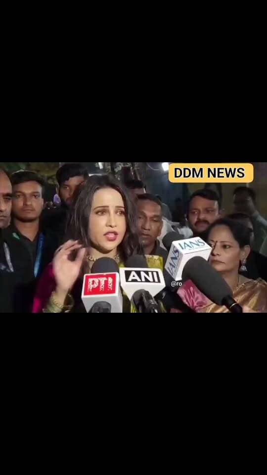 "लोग मुझे सबसे ज्यादा ट्रोल होने वाली Political Wife बना रहे हैं" - गरबा में धर्म का भेद नहीं होना चाहिए: अमृता फडणवीस
महाराष्ट्र के मुख्यमंत्री देवेंद्र फडणवीस की पत्नी अमृता फडणवीस ने एक बार फिर अपने बयान से सियासी हलचल तेज कर दी है। गरबा पंडाल में मीडिया से बात करते हुए उन्होंने कहा कि देखिए इस मुद्दे पर आप लोग मुझे सबसे ज्यादा ट्रोल होने वाली Political Wife बना रहे हो।
लेकिन फिर भी मैं ये बोलना चाहती हूं, मैं पॉलिटिकल नहीं हूं। एज अ सोशल एक्टिविस्ट, मैं अपने या एज एक नागरिक करके अपना विचार प्रकट कर सकती हूं कि गरबा चाहे गरबा हो नवरात्रि हो या अपने बहुत ही सुंदर ऐसे फेस्टिवल हैं जो प्रसिद्ध हैं, लोग इसे पसंद करते हैं तो आस्था श्रद्धा से कोई भी आना चाहे, अपनी फैमिलीज को लेकर आना चाहे, मुझे लेकर आना चाहे तो मुझे जात-धर्म का उसमें भेद नहीं रहना चाहिए, यही मेरी सोच है।
अमृता फडणवीस ने आगे कहा कि दूसरी चीज हमें अगर हमारा धर्म भी प्रमोट करना है तो हमें पूरी दुनिया को उसके अनोखेपन से ओपन अप करना पड़ेगा। तो ये बहुत अच्छा तरीका है कि लोगों को हमारे धर्म में एक झांकी देने का।
बता दें कि अमृता फडणवीस गरबा में गैर-हिंदुओं के प्रवेश को लेकर पूछे गए सवाल का जवाब दे रही थीं। उनका यह बयान अब सोशल मीडिया पर जमकर वायरल हो रहा है।
#AmrutaFadnavis #DevendraFadnavis #GarbaControversy #Navratri2026 #PoliticalWife #GarbaDebate #MaharashtraNews #ViralBayaan #DDMNews