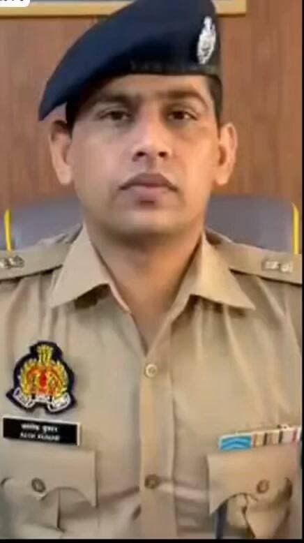 फतनपुर थाना क्षेत्र में सनसनीखेज वारदात का चंद घंटों में फ़तनपुर पुलिस द्वारा खुलासा, पति ही निकला पत्नी मंजू यादव का हत्यारोपी!*
*शराब पीने की आदत को लेकर पति-पत्नी में हुआ था विवाद, पुलिस ने आरोपी पति को हिरासत में लेकर शुरू की वैधानिक कार्रवाई*
। फतनपुर बाजार में महिला मंजू यादव की हत्या के मामले में फतनपुर पुलिस ने त्वरित कार्रवाई करते हुए महज कुछ घंटों के भीतर घटना का खुलासा किया है। पुलिस की प्रारंभिक पूछताछ में मृतका का पति अजय यादव ही हत्या का आरोपी सामने आया है। घटना के खुलासे से इलाके में सनसनी फैल गई है।
पुलिस के अनुसार, प्रारंभिक पूछताछ में अजय यादव ने बताया कि उसे शराब पीने की आदत थी। इसी बात को लेकर बीती रात पति-पत्नी के बीच कहासुनी हुई थी। आरोप है कि विवाद के बाद अजय यादव ने अपनी पत्नी मंजू यादव की हत्या कर दी। घटना की सूचना मिलने के बाद पुलिस ने मामले की जांच तेज करते हुए आरोपी पति को हिरासत में ले लिया।
सीओ रानीगंज प्रशांत हुड्डा और फतनपुर थाना प्रभारी मनोज कुमार तोमर के नेतृत्व में पुलिस ने मामले की जांच करते हुए त्वरित कार्रवाई की। पुलिस ने आरोपी के खिलाफ अभियोग पंजीकृत कर आगे की वैधानिक कार्रवाई शुरू कर दी है। घटना के पीछे की परिस्थितियों और अन्य पहलुओं की जांच की जा रही है। मामले में एसपी पूर्वी आलोक कुमार द्वारा बाइट के माध्यम से जानकारी दी गई।