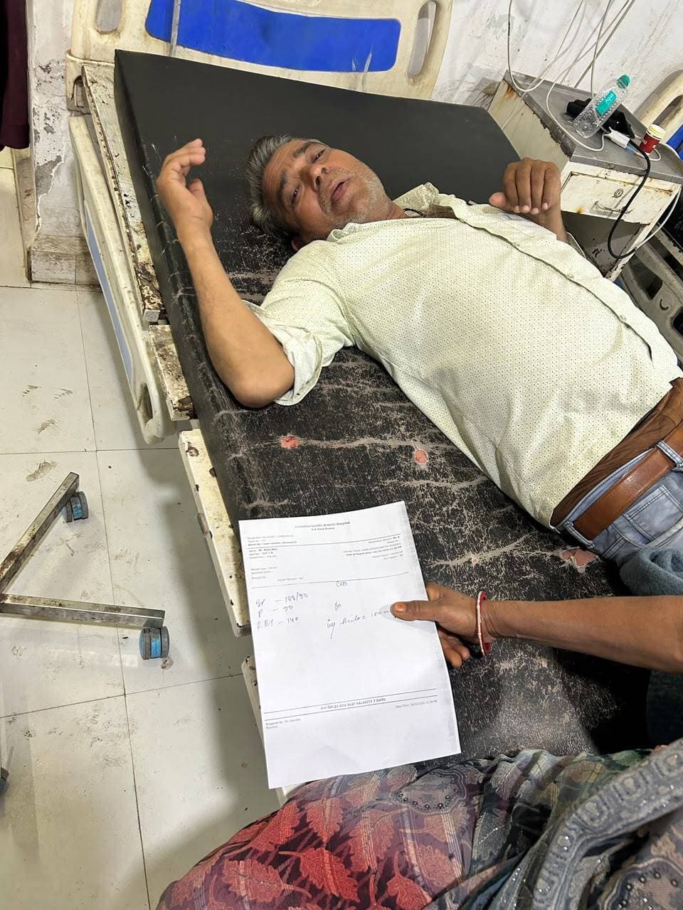 माता टेकरी पर चढ़ाई के दौरान बिगड़ी श्रद्धालु की तबीयत, देवास पुलिस बनी मददगार
सिंह द्वार के पास चक्कर आने से परेशान हुए नानूराम बामनिया, आरक्षक दिव्य थावलिया ने तत्काल अस्पताल पहुंचाया
देवास। माता टेकरी पर मां चामुंडा के दर्शन के लिए जा रहे एक श्रद्धालु की अचानक तबीयत बिगड़ने पर देवास पुलिस ने तत्परता दिखाते हुए उन्हें अस्पताल पहुंचाया। समय पर मिली सहायता से श्रद्धालु को उपचार मिल सका और स्वस्थ होने के बाद वे अपनी पत्नी के साथ घर रवाना हो गए।
जानकारी के अनुसार, 17 अक्टूबर को श्रद्धालु नानूराम बामनिया अपनी पत्नी के साथ माता टेकरी पर दर्शन के लिए सीढ़ियों से ऊपर जा रहे थे। इसी दौरान सिंह द्वार के सामने उन्हें अचानक घबराहट होने लगी और चक्कर आने लगे। उनकी स्थिति को देखते हुए मौके पर मौजूद पुलिसकर्मियों ने तत्काल मदद की पहल की।
आरक्षक क्रमांक 1073 दिव्य थावलिया ने बिना देर किए श्रद्धालु को सिविल अस्पताल देवास पहुंचाया, जहां उनका आवश्यक उपचार किया गया। उपचार के बाद उनकी तबीयत में सुधार हुआ और स्वस्थ होने पर वे अपनी पत्नी के साथ सकुशल घर के लिए रवाना हो गए।
श्रद्धालुओं की सुरक्षा के साथ मदद के लिए भी मुस्तैद पुलिस
नवरात्रि सहित अन्य अवसरों पर माता टेकरी पर बड़ी संख्या में श्रद्धालु दर्शन के लिए पहुंचते हैं। ऐसे में भीड़ प्रबंधन के साथ किसी श्रद्धालु की तबीयत बिगड़ने या आपात स्थिति उत्पन्न होने पर त्वरित सहायता उपलब्ध कराना भी महत्वपूर्ण है। इस घटना में पुलिसकर्मी की तत्परता से जरूरत के समय श्रद्धालु को अस्पताल पहुंचाने में मदद मिली।
पुलिस अधीक्षक पुनीत गेहलोद के निर्देशन में देवास पुलिस माता टेकरी पर श्रद्धालुओं की सुरक्षा और सुगम दर्शन के लिए लगातार तैनात है। पुलिस ने नागरिकों से अपील की है कि किसी भी आपात स्थिति में सहायता के लिए डायल 112 पर संपर्क करें।