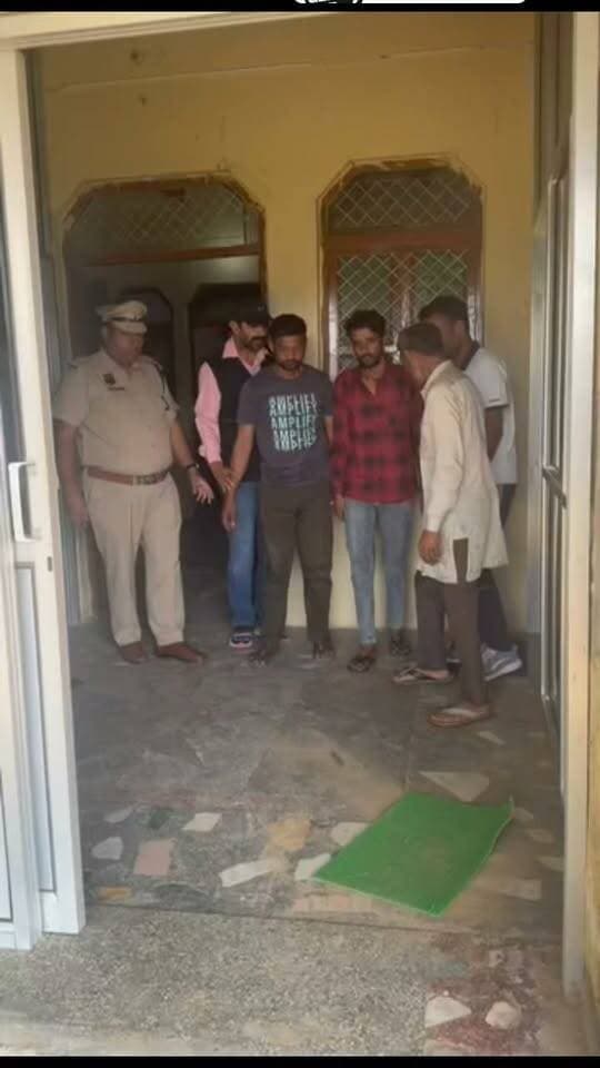गुरुग्राम पुलिस की बड़ी कार्यवाही,
करीब 2 करोड़ रुपये मूल्य की लौंग चोरी के मामले में 3 आरोपी गिरफ्तार।
20 टन 900 किलोग्राम लौंग और वारदात में प्रयोग किए गए 2 ट्रक बरामद।
गुरुग्राम, गौरव गर्ग, 17 अक्टूबर । गुरुग्राम पुलिस ने करीब 2 करोड़ रुपये मूल्य की लौंग चोरी करने के मामले में कार्यवाही करते हुए 3 आरोपियों को गिरफ्तार किया है। पुलिस टीम ने आरोपियों के कब्जा से चोरी हुई 20 टन 900 किलोग्राम लौंग तथा वारदात में प्रयोग किए गए 2 ट्रक बरामद किए हैं। प्रारंभिक पूछताछ में सामने आया है कि आरोपियों ने लौंग से भरे ट्रक को गुरुग्राम में एक सुनसान स्थान पर खाली करके माल को दूसरे ट्रकों में स्थानांतरित किया और चोरी की वारदात को अंजाम देने के बाद उसे असम ले जाकर बेचने की योजना बनाई थी।
14 अक्टुबर को ABC Express कंपनी के एक पदाधिकारी ने थाना सेक्टर-10, गुरुग्राम की पुलिस टीम को एक लिखित शिकायत के माध्यम से बताया कि इनकी कंपनी के माध्यम से नवी मुंबई से दिल्ली भेजी जाने वाली लौंग की 500 बोरियों की खेप का कुल मूल्य करीब 2 करोड़ रुपये था, जो महाराष्ट्र के न्हावा शेवा से एक ट्रक के माध्यम से दिल्ली भेजी जा रही थी। 11 अक्टूबर को ट्रक चालक को माल की डिलीवरी के पते की जानकारी दी गई थी, लेकिन निर्धारित स्थान पर माल नहीं पहुंचा। कंपनी के कर्मचारियों ने चालक से मोबाइल फोन के माध्यम से संपर्क करने का प्रयास किया, लेकिन उसके दोनों मोबाइल फोन बंद मिले। इसके बाद ट्रक की तलाश की गई तो वह बावल के निकट स्थित रॉयल पेपर होटल के पास खाली अवस्था में लावारिस खड़ा मिला। ट्रक की GPS लोकेशन की जांच करने पर पता चला कि 12 अक्टूबर की रात को ट्रक गुरुग्राम के सेक्टर-93 क्षेत्र में था। मौके पर जांच के दौरान लौंग बिखरी हुई तथा बोरियों पर लगे मार्किंग लेबल मिले। इससे माल को उक्त स्थान पर उतारकर अन्य ट्रकों में स्थानांतरित किए जाने की जानकारी सामने आई। प्राप्त शिकायत के आधार पर थाना सेक्टर-10, गुरुग्राम में संबंधित धाराओं के तहत अभियोग अंकित किया गया।
अपराध शाखा बिलासपुर की टीम ने 3 आरोपियों को किया गिरफ्तार
उपरोक्त अभियोग में कार्यवाही करते हुए अपराध शाखा बिलासपुर, गुरुग्राम की पुलिस टीम ने 16 अक्टूबर को राठीवास स्थित पास्को फिटिंग सेंटर के नजदीक से 3 आरोपियों को गिरफ्तार किया, जिनकी पहचान मनन निवासी रानियाला पटकपुर, जिला नूंह, हरियाणा, जुनैद निवासी गांव बिछोर, जिला नूंह, हरियाणा तथा 3. अजीज निवासी बिलपतरी, जिला बारपेटा, असम के रूप में हुई।
पूछताछ में सामने आई वारदात की कार्यप्रणाली
पुलिस पूछताछ में सामने आया कि आरोपियों ने लौंग से भरे ट्रक को गुरुग्राम के सेक्टर-88/89 क्षेत्र में एक सुनसान स्थान पर खाली किया और माल को दो अन्य ट्रकों में भरकर चोरी करने की वारदात को अंजाम दिया। वारदात में इस्तेमाल किया गया एक ट्रक आरोपी मनन का है, जबकि जुनैद उस ट्रक पर चालक के रूप में काम करता था। आरोपियों की योजना चोरी किए गए माल को असम ले जाकर बेचने की थी तथा आरोपी अजीज चोरी किए गए माल को बिकवाने में संलिप्त था।
20 टन 900 किलोग्राम लौंग और 2 ट्रक बरामद
पुलिस टीम ने आरोपियों के कब्जा से 20 टन 900 किलोग्राम लौंग तथा 2 ट्रक बरामद किए हैं। करीब 2 करोड़ रुपये मूल्य की लौंग की खेप चोरी होने के इस मामले में पुलिस द्वारा आरोपियों से आगे की पूछताछ की जा रही है।
आरोपियों को आगामी पूछताछ के लिए माननीय न्यायालय में पेश करके पुलिस हिरासत रिमांड पर लिया जाएगा। अभियोग अनुसंधानाधीन है।
