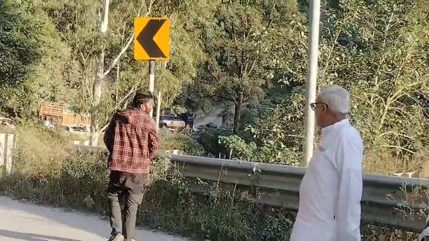 नियमों को ताक पर रखकर चल रहे वाहन चालक, ओवरटेकिंग के चक्कर में और बढ़ा रहे जाम!
सड़क पर पहले निकलने की होड़ में यातायात नियमों की अनदेखी राहगीरों और अन्य वाहन चालकों के लिए मुसीबत बन रही है। जाम में फंसे वाहन चालक धैर्य रखने के बजाय गलत तरीके से ओवरटेक कर रहे हैं, जिससे सड़क पर अव्यवस्था बढ़ रही है और जाम खुलने के बजाय और लंबा होता जा रहा है।
सवाल यह है कि आखिर कब समझेंगे वाहन चालक? यातायात नियमों का पालन करना हर व्यक्ति की जिम्मेदारी है। जल्दबाजी के बजाय संयम बरतें और यातायात व्यवस्था को सुचारु बनाने में सहयोग करें।