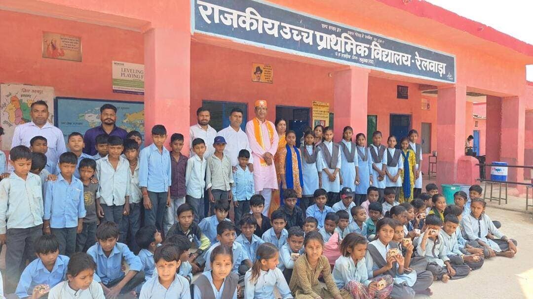 कन्या पूजन से दिया बालिका सशक्तिकरण का संदेश, बालकों ने लिया नारी सम्मान का संकल्प
@followers @top fans News 24 Udaipur
#udaipur #navratri #navratrispecial #viralpost #nonfollowers
उदयपुर, 16 अक्टूबर। सनातन पाठशाला समिति द्वारा नवरात्रि के अवसर पर शुक्रवार को दो विद्यालयों में कन्या पूजन कार्यक्रम आयोजित किए गए। इनका उद्देश्य विद्यार्थियों में नारी सम्मान, बालिका सुरक्षा और सशक्तिकरण की भावना विकसित करना रहा।
सेक्टर-9 स्थित निजी विद्यालय द किड्स स्कूल में समिति संरक्षक गोपाल कनेरिया ने विधि-विधान से 25 कन्याओं का पूजन करवाया। संयोजक आशीष सिंहल ने बालिका सशक्तिकरण पर जोर दिया। पूर्व जिला शिक्षा अधिकारी जगदीश पालीवाल ने कहा कि आज की नारी अबला नहीं, सबला है। गीता मर्मज्ञ सुभाष मेहता ने गीता के श्लोकों से विद्यार्थियों को प्रेरित किया। आर्ट ऑफ लिविंग प्रशिक्षिका दिव्या सिंहल ने देवी के नौ स्वरूपों की महिमा बताई। पूर्व जिला शिक्षा अधिकारी सरस्वती माहेश्वरी ने सभी बालकों और स्टाफ को बालिका सुरक्षा का संकल्प दिलाया। प्रधानाचार्य दिव्या सारस्वत ने आभार व्यक्त किया।
वहीं, राजकीय उच्च माध्यमिक विद्यालय, रेलवाड़ा में समिति सदस्य योगाचार्य सुरेश पालीवाल एवं शिक्षाविद् कृष्णा पालीवाल ने कन्या पूजन कर विद्यार्थियों को नारी सम्मान और बालिका सशक्तिकरण का संदेश दिया।
news by :
आशीष सिंहल,
संयोजक- सनातन पाठशाला समिति, उदयपुर, मो 9461276857