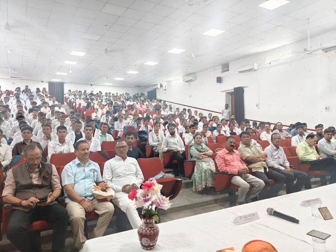 एक देश एक स्वास्थ्य तंत्र वर्तमान समय की आवश्यकता डॉ अशोक कुमार वार्ष्णेय आरोग्य भारती की संगोष्ठी में समन्वित चिकित्सा पद्धति एवं भारतीय ज्ञान परंपरा पर दिया गया जोर
@followers @top fans News 24 Udaipur
#udaipur #viralpost #nonfollowers
उदयपुर। आरोग्य भारती उदयपुर विभाग की ओर से बुधवार को रविन्द्र नाथ टैगोर आयुर्विज्ञान महाविद्यालयए उदयपुर के एल एन टी सभागार में श्एक देशए एक स्वास्थ्य तंत्र वर्तमान समय की आवश्यकता विषय पर संगोष्ठी आयोजित की गई। संगोष्ठी के मुख्य वक्ता आरोग्य भारती के राष्ट्रीय संगठन सचिव डॉ अशोक कुमार वार्ष्णेय ने कहा कि देश में सुलभ गुणवत्तापूर्ण एवं किफायती स्वास्थ्य सेवाएं उपलब्ध कराने के लिए सभी चिकित्सा पद्धतियों को समन्वित दृष्टिकोण के साथ कार्य करना चाहिए। कार्यक्रम में चिकित्सा पद्धतियों के बीच संवाद भारतीय ज्ञान परंपरा स्वास्थ्य संरक्षण तथा समाज में स्वास्थ्य चेतना के प्रसार पर विशेष जोर दिया गया।
डॉ वार्ष्णेय ने कहा कि प्रत्येक चिकित्सा पद्धति की अपनी विशेषताएं उपयोगिता और सीमाएं हैं। इनका वैज्ञानिक एवं विवेकपूर्ण आकलन करते हुए रोगी.केंद्रित चिकित्सा व्यवस्था विकसित करने की आवश्यकता है। चिकित्सकों को अपनी मूल चिकित्सा पद्धति का गहन ज्ञान प्राप्त करने के साथ.साथ अन्य चिकित्सा पद्धतियों के मूल सिद्धांतों की भी जानकारी रखनी चाहिए। इससे वे विभिन्न पद्धतियों की उपयोगी विशेषताओं को समझ सकेंगे और आवश्यकता के अनुसार रोगी के हित में उचित चिकित्सा विकल्पों पर विचार कर पाएंगे। उन्होंने कहा कि इस प्रकार का समन्वित दृष्टिकोण रोगी की शीघ्र स्वस्थताए उपचार की गुणवत्ता और स्वास्थ्य सेवाओं की लागत को बेहतर बनाने में सहायक हो सकता है।
उन्होंने विशेष रूप से ग्रामीण एवं दूरस्थ क्षेत्रों में सस्ती सुलभ और समग्र स्वास्थ्य सेवाएं उपलब्ध कराने की आवश्यकता पर बल दिया। उन्होंने कहा कि चिकित्सा व्यवस्था का केंद्र रोगी होना चाहिएए ताकि प्रत्येक व्यक्ति को उसकी आवश्यकता के अनुरूप गुणवत्तापूर्ण उपचार मिल सके। विभिन्न चिकित्सा पद्धतियों के बीच सहयोग ज्ञान का आदान.प्रदान और वैज्ञानिक दृष्टिकोण अपनाकर देश में अधिक प्रभावी एवं जनहितकारी स्वास्थ्य व्यवस्था विकसित की जा सकती है।
क्षेत्रीय संयोजक श्री संजीवन जी ने आरोग्य भारती के उद्देश्य एवं कार्यक्षेत्र पर प्रकाश डाला। उन्होंने बताया कि आरोग्य भारती विभिन्न आयामों के माध्यम से व्यक्ति परिवार समाज और पर्यावरण को स्वस्थ रखने के लिए कार्य करती है। स्वस्थ जीवनशैली अपनाने स्वास्थ्य के प्रति जागरूकता बढ़ाने तथा समाज में स्वास्थ्य संरक्षण की भावना विकसित करने में प्रत्येक व्यक्ति की महत्वपूर्ण भूमिका है।
क्षेत्रीय प्रचारक प्रमुख श्री वर्धन जी ने भारतीय ज्ञान परंपरा की समृद्ध चिकित्सा व्यवस्था एवं निरोग जीवन के सूत्रों पर विचार रखे। उन्होंने दिनचर्या ऋतुचर्या संतुलित आहार.विहार और प्रकृति के अनुरूप जीवनशैली अपनाने की आवश्यकता बताई। उन्होंने कहा कि शरीर को स्वस्थ रखते हुए देश एवं समाज की सेवा का संकल्प जीवन का ध्येय बनाना चाहिए। भारतीय परंपरा में निहित स्वास्थ्य संबंधी सिद्धांत आज भी स्वस्थ जीवन जीने की प्रेरणा देते हैं।
कार्यक्रम में रविन्द्र नाथ टैगोर आयुर्विज्ञान महाविद्यालय के प्राचार्य डॉ राहुल जैन ने स्वागत भाषण दिया। मंच पर उपस्थित अतिथियों का परिचय डॉ अनुराग शर्मा ने दिया जबकि मंच संचालन डॉण् मधु कुमावत ने किया। धन्यवाद ज्ञापन डॉ महावीर शर्मा ने किया।
कार्यक्रम में चिकित्सा विभाग के ज्वाइंट डायरेक्टर डॉ ओ पी रायपुरिया सीएमएचओ उदयपुर डॉ अशोक आदित्य मदन मोहन मालवीय राजकीय आयुर्वेद महाविद्यालय के प्राचार्य डॉ अशोक शर्मा तथा आरोग्य भारती उदयपुर महानगर अध्यक्ष डॉ गजानंद गुप्ता सहित विभिन्न क्षेत्रों के गणमान्य व्यक्ति उपस्थित रहे।
संगोष्ठी में एमबीबीएस एवं नर्सिंग के 300 से अधिक विद्यार्थियों के साथ विभिन्न चिकित्सा पद्धतियों के चिकित्सकए स्वास्थ्यकर्मी तथा स्वास्थ्य के प्रति जागरूक आरोग्य भारती के सदस्य शामिल हुए। कार्यक्रम का उद्देश्य चिकित्सा जगत में समन्वय की भावना को प्रोत्साहित करने के साथ.साथ समाज में स्वस्थ जीवनशैली एवं समग्र स्वास्थ्य दृष्टिकोण के प्रति जागरूकता बढ़ाना रहा।
यह जानकारी आरोग्य भारती के डॉ जय प्रकाश गुप्ता ने दी।