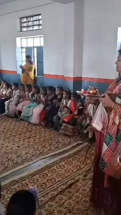 शारदीय नवरात्रि पर वात्सल्य महिला सेवा समिति ने किया 200 कन्याओं का पूजन, उपहार भेंट कर लिया आशीर्वाद
@followers @top fans News 24 Udaipur
#navratri #navratrispecial #nonfollowers #viralpost #nonfollowers
उदयपुर I शारदीय नवरात्रि के पावन अवसर पर वात्सल्य सेवा समिति मेवाड़, उदयपुर की महिला इकाई वात्सल्य महिला सेवा समिति द्वारा कन्यापूजन कार्यक्रम आयोजित किया गया। कार्यक्रम गुरुकुल उच्च माध्यमिक विद्यालय, सेक्टर-14 एवं विद्या निकेतन माध्यमिक विद्यालय, नेला रोड, सेक्टर-14 में हुआ। इस दौरान 200 कन्याओं का विधि-विधान से पूजन कर उन्हें उपहार भेंट किए गए तथा उनका आशीर्वाद प्राप्त किया गया।
कार्यक्रम में मुख्य अतिथि सुदर्शन ग्रुप के मैनेजिंग डायरेक्टर राकेश गुप्ता, समिति अध्यक्ष प्रकाश अग्रवाल तथा विशिष्ट अतिथि संस्कार भारती के मुकेश पवार, सुधा ऑर्थोपेडिक के निदेशक एम.एल. अग्रवाल, महिला समिति की संरक्षक भगवती अग्रवाल एवं अध्यक्ष सुधा अग्रवाल उपस्थित रहे।
समिति के सह महामंत्री गोपाल कनेरिया ने विधि-विधान एवं मंत्रोच्चारण के साथ कन्यापूजन संपन्न करवाया। पूजनकर्ताओं ने देवी स्वरूप कन्याओं के तिलक लगाकर, अक्षत, कंकू, पुष्प एवं मौली अर्पित कर पूजन किया। इसके पश्चात कन्याओं को उपहार भेंट किए गए। पूरे आयोजन में श्रद्धा, भक्ति एवं सेवा भाव का वातावरण रहा।
समिति अध्यक्ष प्रकाश अग्रवाल ने अपने उद्बोधन में कन्यापूजन की धार्मिक एवं सांस्कृतिक महत्ता पर प्रकाश डालते हुए कहा कि कन्याओं में देवी का स्वरूप माना जाता है। उनका सम्मान, सत्कार एवं सेवा करना भारतीय संस्कृति की महत्वपूर्ण परंपरा है। ऐसे आयोजन बच्चों में संस्कारों का विकास करने के साथ समाज में नारी सम्मान एवं सेवा भावना को भी प्रोत्साहित करते हैं।
सुदर्शन ग्रुप के मैनेजिंग डायरेक्टर राकेश गुप्ता ने नवरात्रि पर्व की शुभकामनाएं देते हुए कन्यापूजन जैसे धार्मिक एवं सामाजिक आयोजनों की सराहना की। उन्होंने कहा कि समाज में सेवा, संस्कार और मानवीय मूल्यों को बढ़ावा देने के लिए सामूहिक सहभागिता आवश्यक है।
महिला समिति की मंत्री मंजू मूंदड़ा ने बताया कि समिति द्वारा नवरात्रि के पावन अवसर पर कन्यापूजन के माध्यम से धार्मिक आस्था, भारतीय संस्कृति एवं बालिकाओं के प्रति सम्मान का संदेश दिया गया।
इस अवसर पर निशा गुप्ता, अनीता गुप्ता, मनीबेन पटेल, नीलम शर्मा, लीलावती मित्तल, चंद्रकला चौहान, संतोष पित्ती, लीला मेहता, मंजू महोता, राकेश मूंदड़ा, महेश चौहान, श्रीरतन महोता, सत्यनारायण झंवर एवं कैलाश अग्रवाल सहित समिति के अनेक सदस्यों और गणमान्यजनों की सहभागिता रही।
कार्यक्रम के अंत में गुरुकुल उच्च माध्यमिक विद्यालय के प्रिंसिपल चंद्र प्रकाश सिंघवी एवं विद्या निकेतन माध्यमिक विद्यालय के प्रधानाचार्य प्रभु लाल ने सभी अतिथियों, आयोजकों एवं सहयोगकर्ताओं का आभार व्यक्त किया।