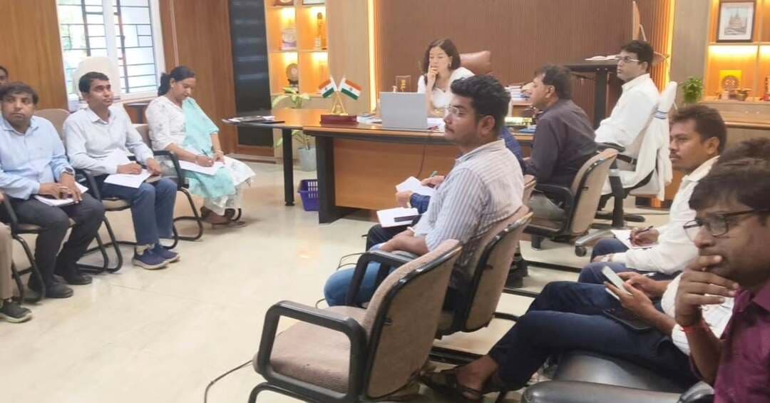 ☀️🏡 प्रधानमंत्री सूर्य घर मुफ्त बिजली योजना की जिला पदाधिकारी ने की समीक्षा; 21 एवं 22 अक्टूबर को चलेगा ‘बैंक चलो अभियान’!
◆ जिला पदाधिकारी, जहानाबाद श्रीमती छिरिङ वाई भूटिया की अध्यक्षता में प्रधानमंत्री सूर्य घर मुफ्त बिजली योजना की प्रगति की विस्तृत समीक्षा बैठक आयोजित। ऋण भुगतान की धीमी प्रगति पर जताई कड़ी नाराजगी।
📊 जिले में योजना की अद्यतन प्रगति:
✅ कुल प्राप्त आवेदन – 5,219
✅ सोलर रूफटॉप इंस्टॉलेशन पूर्ण – 275
✅ कुल ऋण आवेदन – 593
✅ प्रक्रियाधीन ऋण आवेदन – 144
🏦 21 एवं 22 अक्टूबर – ‘बैंक चलो अभियान’
लंबित ऋण आवेदनों के त्वरित निष्पादन एवं भुगतान हेतु विशेष अभियान चलाने के निर्देश। संबंधित बैंक शाखाओं में कनीय अभियंता एवं वेंडर उपस्थित रहकर आवश्यक समन्वय सुनिश्चित करेंगे।
☀️ 28 अक्टूबर – सोलर ऋण मेला
अधिकाधिक सरकारी पदाधिकारियों, शिक्षकों, चिकित्सकों, कर्मियों एवं पात्र उपभोक्ताओं को योजना से जोड़ने तथा ऋण स्वीकृति एवं भुगतान की प्रक्रिया में तेजी लाने हेतु सोलर ऋण मेले का आयोजन किया जाएगा।
📌 जिला पदाधिकारी के प्रमुख निर्देश:
➤ लंबित वेंडर चयन एवं एग्रीमेंट की प्रक्रिया अविलंब पूर्ण करें।
➤ ऋण आवेदन, ऋण भुगतान एवं सोलर पैनल इंस्टॉलेशन में तेजी लाएँ।
➤ संबंधित विभाग अपने अधीनस्थ कर्मियों को योजना से जोड़ने हेतु प्रेरित करें।
➤ लाभान्वित उपभोक्ताओं के अनुभवों पर आधारित लघु वीडियो एवं सोशल मीडिया के माध्यम से व्यापक जन-जागरूकता सुनिश्चित करें।
🌞 हर घर सौर ऊर्जा, बिजली बचत की ओर बढ़ता जहानाबाद!
जिला प्रशासन, जहानाबाद
#प्रधानमंत्री_सूर्य_घर_योजना #जिला_प्रशासन_जहानाबाद #बैंक_चलो_अभियान #सोलर_ऋण_मेला #सौर_ऊर्जा
