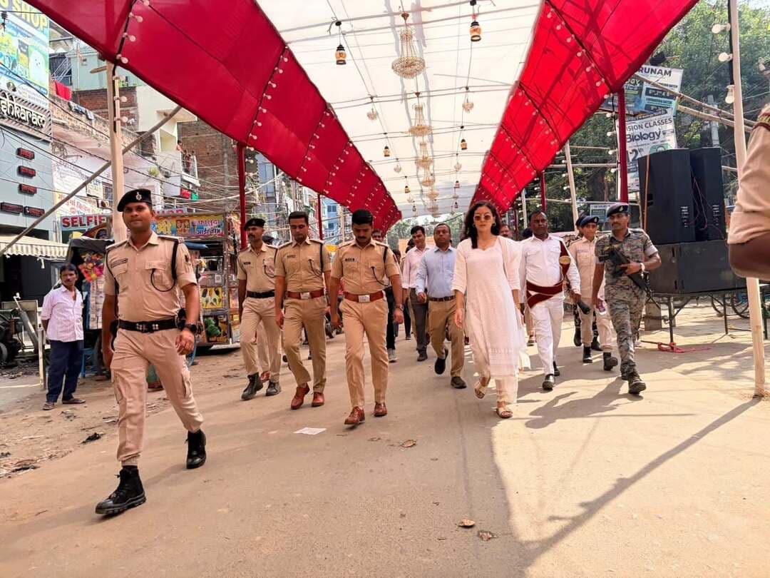 🚨🚔 दुर्गा पूजा 2026: शांति, सुरक्षा एवं विधि-व्यवस्था संधारण को लेकर जहानाबाद में फ्लैग मार्च!
◆ दुर्गा पूजा के अवसर पर जिला पदाधिकारी, जहानाबाद श्रीमती छिरिङ वाई भूटिया के नेतृत्व में पुलिस अधीक्षक श्री कोटा किरण कुमार के साथ जिले में शांतिपूर्ण, सुरक्षित एवं सौहार्दपूर्ण वातावरण सुनिश्चित करने हेतु फ्लैग मार्च निकाला गया।
📍 फ्लैग मार्च का मार्ग: अंबेडकर चौक से प्रारंभ होकर बत्तीस भंवरिया, अस्पताल मोड़, बड़ी मस्जिद, सट्टी मोड़, पंचमहला रोड, मलहचक मोड़ एवं शनि मंदिर होते हुए पुनः अस्पताल मोड़ पर समापन।
✅ फ्लैग मार्च के माध्यम से आमजनों में सुरक्षा एवं विश्वास का संदेश देते हुए शांतिपूर्ण पर्व आयोजन के प्रति जिला प्रशासन की प्रतिबद्धता प्रदर्शित की गई।
🙏 शांतिपूर्ण एवं सुरक्षित दुर्गा पूजा के लिए जिला प्रशासन, जहानाबाद पूर्णतः प्रतिबद्ध!
#दुर्गा_पूजा_2026 #जिला_प्रशासन_जहानाबाद #फ्लैग_मार्च #विधि_व्यवस्था #शांति_एवं_सुरक्षा