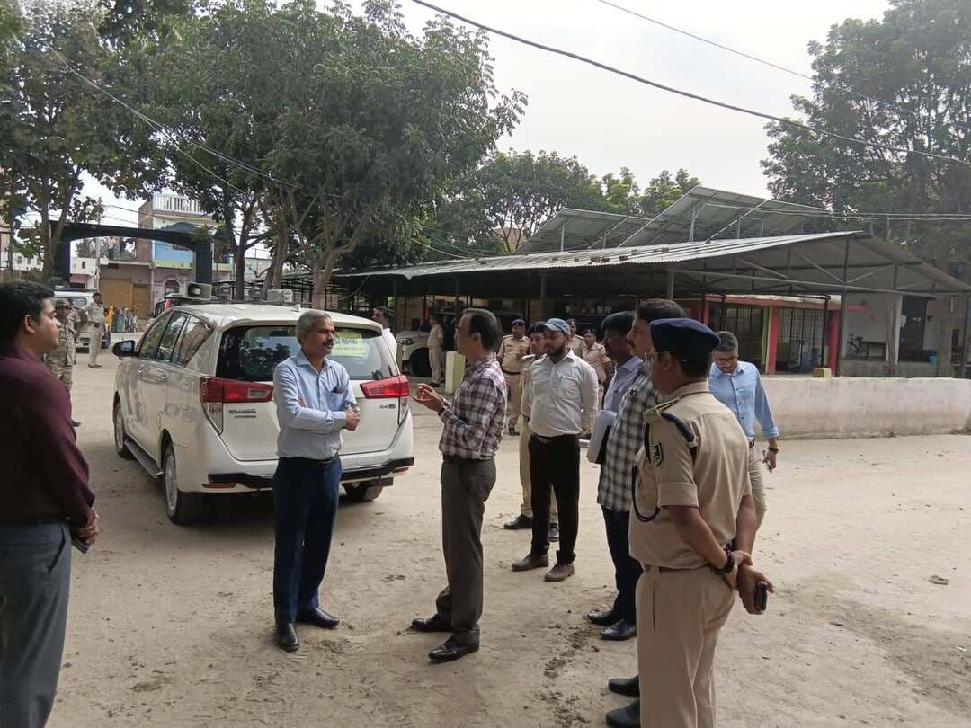 समाहरणालय, खगड़िया
दिनांक: 17 अक्टूबर 2026
कोसी स्नातक निर्वाचन क्षेत्र के द्विवार्षिक निर्वाचन की तैयारियों का प्रेक्षक ने किया स्थलीय निरीक्षण
बिहार विधान परिषद् के कोसी स्नातक निर्वाचन क्षेत्र के द्विवार्षिक निर्वाचन, 2026 के मद्देनजर आज आयुक्त, मुंगेर प्रमंडल, मुंगेर-सह-प्रेक्षक, कोसी स्नातक निर्वाचन क्षेत्र द्वारा खगड़िया जिले में मतदान की तैयारियों एवं संबंधित व्यवस्थाओं का स्थलीय निरीक्षण किया गया।
इस दौरान प्रेक्षक महोदय ने मतदान केंद्र संख्या-02, प्रखंड विकास पदाधिकारी, खगड़िया का कार्यालय कक्ष; मतदान केंद्र संख्या-02क, अंचल अधिकारी, खगड़िया का कार्यालय कक्ष तथा मतदान केंद्र संख्या-03, अनुमंडल पदाधिकारी, खगड़िया का न्यायालय कक्ष का निरीक्षण किया। उन्होंने मतदान केंद्रों पर उपलब्ध मूलभूत सुविधाओं, मतदान कार्यों की तैयारी तथा निर्वाचन संबंधी व्यवस्थाओं का जायजा लिया।
निरीक्षण के क्रम में प्रेक्षक महोदय ने मतदान कार्यों एवं मतदान केंद्रों की तैयारियों पर संतोष व्यक्त किया।