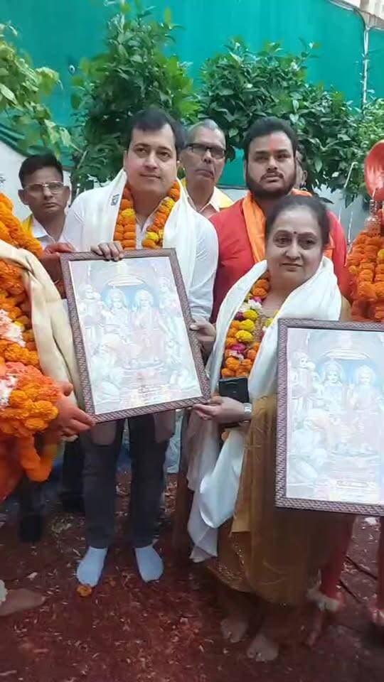 मेयर प्रवीण बत्रा जोशी और युवा कांग्रेस नेता नितिन सिंगला ने 40 दिन के कठोर व्रत के बाद हनुमान स्वरूप से लिया आशीर्वाद! 🙏
बाल हनुमान सेवा दल के आठवें भव्य कार्यक्रम में उमड़ी श्रद्धा, भक्ति और आस्था की अनूठी छटा! जय श्री राम 🚩 जय बजरंगबली 🙏
#PraveenBatraJoshi #NitinSingla #BalHanumanSevaDal #HanumanJi #हनुमान_भक्ति #40दिन_का_कठोर_व्रत #हनुमान_स्वरूप #भव्य_धार्मिक_कार्यक्रम #FaridabadNews #HaryanaNews #A2ZNewsUpdate