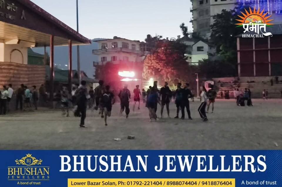 सोलन के ऐतिहासिक ठोडो मैदान में पुलिस भर्ती की तैयारियां करते अभ्यर्थी... कुल 734 पदों पर होगी भर्ती...