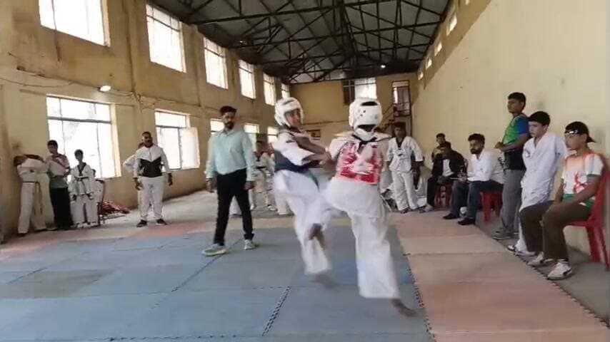अंडर-14 टूर्नामेंट में गुरुकुल इंटरनेशनल स्कूल कुनिहार के विद्यार्थियों ने लहराया परचम
कुनिहार। गुरुकुल इंटरनेशनल स्कूल, कुनिहार के विद्यार्थियों ने अंडर-14 टूर्नामेंट में शानदार प्रदर्शन करते हुए अपनी प्रतिभा, मेहनत और खेल कौशल का लोहा मनवाया। प्रतियोगिता में विद्यार्थियों ने विभिन्न खेलों में पदक जीतकर विद्यालय का नाम रोशन किया और अपनी उपलब्धियों से सभी को गौरवान्वित किया।
प्रतियोगिता में विद्यालय के ओजस सिंह ने शतरंज में स्वर्ण पदक हासिल कर उत्कृष्ट प्रदर्शन किया। वहीं, ताइक्वांडो प्रतियोगिता में अधिराज ने रजत पदक तथा ऋद्धिविक ने कांस्य पदक जीतकर अपनी खेल प्रतिभा का शानदार परिचय दिया। इन उपलब्धियों ने विद्यालय में खुशी और उत्साह का माहौल बना दिया।
विद्यालय के निदेशक श्री समीर गर्ग एवं श्रीमती अदिति गर्ग जी ने विद्यार्थियों की सफलता पर प्रसन्नता व्यक्त की। उन्होंने कहा कि खेल शिक्षा का अभिन्न अंग हैं, जो विद्यार्थियों में आत्मविश्वास, अनुशासन, नेतृत्व क्षमता और सकारात्मक प्रतिस्पर्धा की भावना विकसित करते हैं। उन्होंने सभी विजेता खिलाड़ियों के उज्ज्वल भविष्य की कामना की।
विद्यालय की प्रधानाचार्या श्रीमती अलका भारद्वाज ने विजेता विद्यार्थियों को शुभकामनाएँ देते हुए कहा कि विद्यार्थियों की यह सफलता उनकी निरंतर मेहनत, समर्पण और दृढ़ इच्छाशक्ति का प्रमाण है। उन्होंने कहा कि विद्यालय विद्यार्थियों को शिक्षा के साथ-साथ खेलों और अन्य सह-पाठ्यक्रम गतिविधियों में भी अपनी प्रतिभा निखारने के लिए प्रोत्साहित करता है। उन्होंने आशा व्यक्त की कि विद्यार्थी भविष्य में भी इसी प्रकार उत्कृष्ट प्रदर्शन करते हुए विद्यालय का गौरव बढ़ाते रहेंगे।
इस अवसर पर विद्यालय के शिक्षकों एवं विद्यार्थियों ने भी विजेता खिलाड़ियों को हार्दिक बधाई दी। सभी ने उनकी उपलब्धियों पर गर्व व्यक्त करते हुए उनके उज्ज्वल भविष्य की कामना की और आशा जताई कि ये खिलाड़ी आगे भी अपनी मेहनत और प्रतिभा से सफलता के नए कीर्तिमान स्थापित करेंगे।
गुरुकुल इंटरनेशनल स्कूल, कुनिहार के इन होनहार खिलाड़ियों की उपलब्धियाँ विद्यालय की खेल भावना, प्रतिभा और सर्वांगीण विकास के प्रति प्रतिबद्धता को दर्शाती हैं। इन विद्यार्थियों ने अपनी सफलता से यह सिद्ध कर दिया कि निरंतर प्रयास और दृढ़ संकल्प से हर लक्ष्य प्राप्त किया जा सकता है।