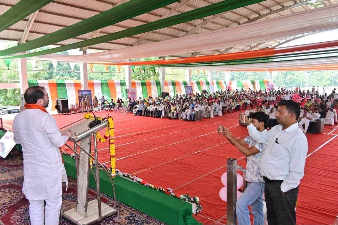 बाराबंकी में सेवा संकल्प अभियान का समापन, कन्या पूजन और 100 दिव्यांगजनों को ट्राई साइकिल वितरित!
बाराबंकी के जीआईसी ऑडिटोरियम में सेवा संकल्प अभियान के समापन पर कन्या पूजन और सहायक उपकरण वितरण कार्यक्रम हुआ। 55 कन्याओं का पूजन किया गया, 100 दिव्यांगजनों को ट्राई साइकिल और 25 को बैसाखी दी गई।