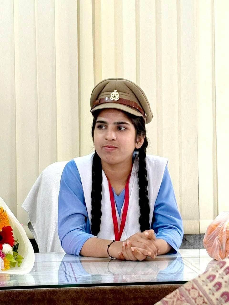 #बाराबंकी SP रवीना त्यागी जी के निर्देश पर GGIC की कक्षा 12 की मेधावी छात्रा स्नेहा गौतम को बनाया एक दिन का थाना प्रभारी, शहर कोतवाल सुधीर सिंह ने स्नेहा को पुलिस की कार्यप्रणाली, जनसुनवाई और थाने के संचालन से व्यावहारिक रूप से अवगत कराया।