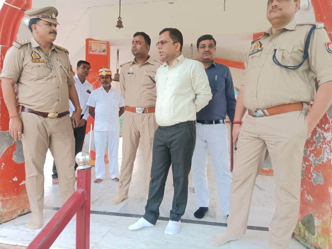 बाराबंकी में दुर्गा प्रतिमा विसर्जन से पहले बुढ़वा बाबा घाट का निरीक्षण, सुरक्षा-बैरिकेडिंग के दिए निर्देश!
बाराबंकी के रामसनेहीघाट में बुढ़वा बाबा मंदिर स्थित कल्याणी नदी घाट का निरीक्षण किया गया। दुर्गा प्रतिमा विसर्जन के लिए बैरिकेडिंग, प्रकाश, नाव, बचाव दल और साफ-सफाई की व्यवस्था सुनिश्चित करने के निर्देश दिए गए। #viralpost #barabankiupdates #barabanki