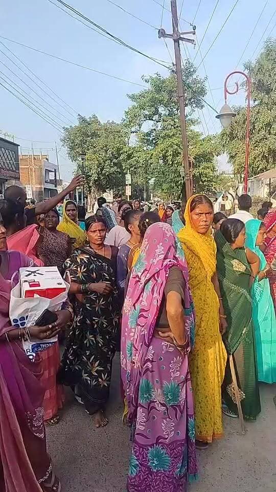#संतकबीरनगर : मेहदावल में मा'सू'म की मौत के बाद परिजनों ने श'व रखकर किया सड़क जाम, प्रशासन के समझाने पर खत्म हुआ जाम !
#मेहदावल #संतकबीरनगर #BreakingNews #UPNews #RoadJam