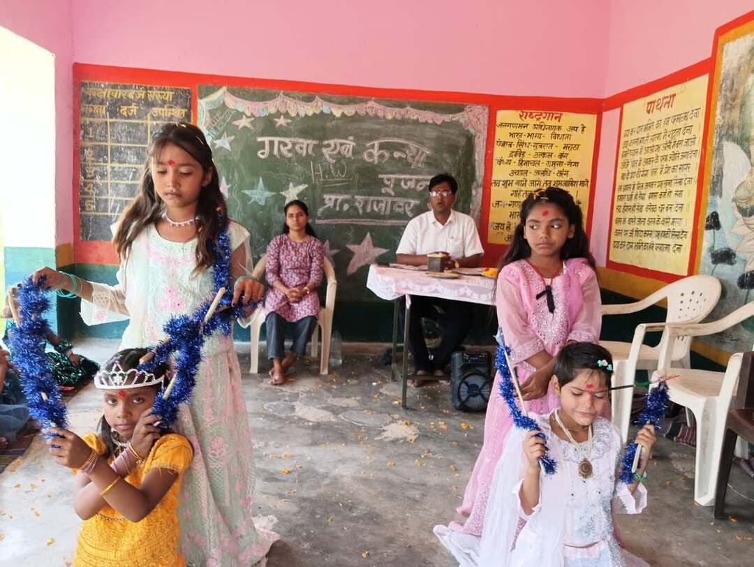 प्राथमिक शाला राजावर में गरबा एवं कन्या पूजन कार्यक्रम आयोजित
--
प्राथमिक शाला राजावर में गरबा एवं कन्या पूजन कार्यक्रम श्रद्धा, उत्साह और हर्षोल्लास के साथ आयोजित किया गया। कार्यक्रम में विद्यालय की बालिकाओं ने सुंदर पारंपरिक परिधानों में गरबा प्रस्तुत कर सांस्कृतिक छटा बिखेरी। विद्यालय परिसर भक्तिमय एवं उल्लासपूर्ण वातावरण से सराबोर रहा।
कार्यक्रम के दौरान कन्याओं को देवी स्वरूप मानकर उनका पूजन किया गया। कन्याओं को तिलक लगाकर भोजन कराया गया तथा उनके सम्मान और नारी शक्ति के महत्व का संदेश दिया गया। इस अवसर पर भारतीय संस्कृति, धार्मिक परंपराओं और बालिकाओं के प्रति सम्मान की भावना को प्रोत्साहित किया गया।
कार्यक्रम का उद्देश्य विद्यार्थियों में भारतीय संस्कृति एवं परंपराओं के प्रति जागरूकता बढ़ाना, आपसी सद्भाव को प्रोत्साहित करना तथा बालिकाओं के सम्मान और महत्व को समझाना था। इस प्रकार के आयोजन बच्चों को अपनी सांस्कृतिक विरासत से जोड़ने और उनमें नैतिक मूल्यों के विकास में महत्वपूर्ण भूमिका निभाते हैं।
कार्यक्रम को सफल बनाने में शिक्षिका रामदेवी रावत एवं शिक्षिका मोनिका का सराहनीय सहयोग रहा। विद्यालय के शिक्षक-शिक्षिकाओं एवं विद्यार्थियों की सहभागिता से कार्यक्रम उत्साहपूर्वक संपन्न हुआ।
Department of School Education, Madhya Pradesh Jansampark Madhya Pradesh #JansamparkMP #niwari