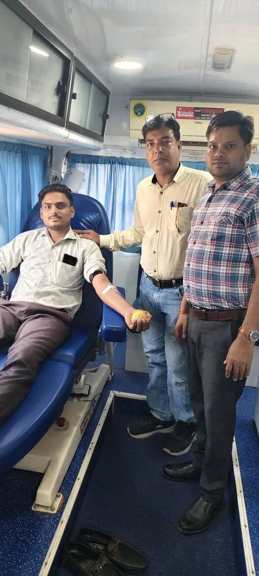 सेवा संकल्प अभियान के तहत पृथ्वीपुर में रक्तदान शिविर आयोजित, 15 लोगों ने किया स्वैच्छिक रक्तदान
--
सेवा संकल्प अभियान के अंतर्गत शनिवार को सामुदायिक स्वास्थ्य केंद्र पृथ्वीपुर में विकासखंड स्तरीय रक्तदान शिविर का आयोजन किया गया। कलेक्टर श्रीमती जमुना भिड़े एवं मुख्य चिकित्सा एवं स्वास्थ्य अधिकारी, जिला निवाड़ी डॉ. अनिल जमनानी के निर्देशन एवं मार्गदर्शन में आयोजित शिविर में 15 स्वैच्छिक रक्तदाताओं ने रक्तदान कर मानव सेवा और सामाजिक सहभागिता का संदेश दिया।
शिविर में खंड चिकित्सा अधिकारी डॉ. गजेंद्र कुमार निरंजन ने रक्तदान के महत्व पर प्रकाश डालते हुए कहा कि रक्तदान एक पुनीत कार्य है। जरूरत के समय रक्त की उपलब्धता किसी मरीज के लिए जीवनरक्षक साबित हो सकती है। दुर्घटनाओं में घायल व्यक्तियों, गंभीर बीमारियों से पीड़ित मरीजों तथा विभिन्न चिकित्सकीय परिस्थितियों में उपचार करा रहे लोगों को रक्त की आवश्यकता होती है। ऐसे में स्वैच्छिक रक्तदान जरूरतमंदों को समय पर रक्त उपलब्ध कराने में महत्वपूर्ण भूमिका निभाता है।
उन्होंने कहा कि स्वस्थ एवं पात्र व्यक्तियों को रक्तदान के प्रति जागरूक होकर आगे आना चाहिए। रक्तदान से न केवल किसी जरूरतमंद मरीज की सहायता की जा सकती है, बल्कि समाज में सेवा, सहयोग और मानवता की भावना को भी मजबूत किया जा सकता है।
रक्त संग्रहण के लिए जिला ब्लड बैंक टीकमगढ़ की ब्लड कलेक्शन वैन शिविर स्थल पर पहुंची। ब्लड बैंक प्रभारी डॉ. विकास जैन एवं उनकी टीम ने रक्त संग्रहण की प्रक्रिया में सहयोग प्रदान किया। शिविर में रक्तदाताओं ने उत्साहपूर्वक सहभागिता कर जरूरतमंद मरीजों की सहायता के लिए अपना योगदान दिया।
कार्यक्रम के अंत में विकासखंड कार्यक्रम प्रबंधक अमित श्रीवास्तव ने सभी रक्तदाताओं, जिला ब्लड बैंक टीकमगढ़ की टीम तथा शिविर के आयोजन में सहयोग करने वाले अधिकारियों एवं कर्मचारियों के प्रति आभार व्यक्त किया।
रक्तदान महादान है। आपका एक प्रयास किसी जरूरतमंद को नया जीवन देने में सहायक हो सकता है।
#BloodDonationCamp #रक्तदानशिविर #सेवा_संकल्प_अभियान #SevaSankalpAbhiyan #jansamparkMP #niwari