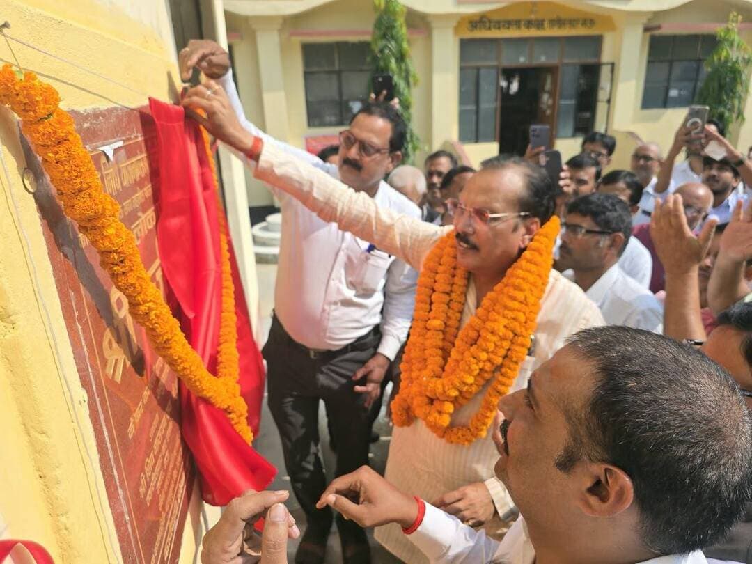 मऊ सदर तहसील में 17.89 लाख की लागत से बने पुस्तकालय कक्ष का सांसद राजीव राय ने किया लोकार्पण
मऊ सदर तहसील परिसर में शनिवार को सांसद निधि योजना के तहत नवनिर्मित पुस्तकालय कक्ष का लोकार्पण घोसी के सांसद राजीव राय ने किया। वित्तीय वर्ष 2025-26 के अंतर्गत निर्मित इस पुस्तकालय कक्ष पर करीब 17 लाख 89 हजार रुपये की लागत आई है। ग्रामीण विकास एवं अभियंत्रण विभाग, मऊ द्वारा कराए गए इस निर्माण कार्य से तहसील परिसर में अध्ययन की सुविधा उपलब्ध होगी। पुस्तकालय कक्ष के शुरू होने से अधिवक्ताओं, वादकारियों और स्थानीय युवाओं को पढ़ाई करने के साथ ही कानूनी संदर्भों से जुड़ी जानकारी प्राप्त करने में सहूलियत मिलेगी। लोकार्पण कार्यक्रम में तहसील बार एसोसिएशन सदर, मऊ के पदाधिकारी और अधिवक्तागण मौजूद रहे।